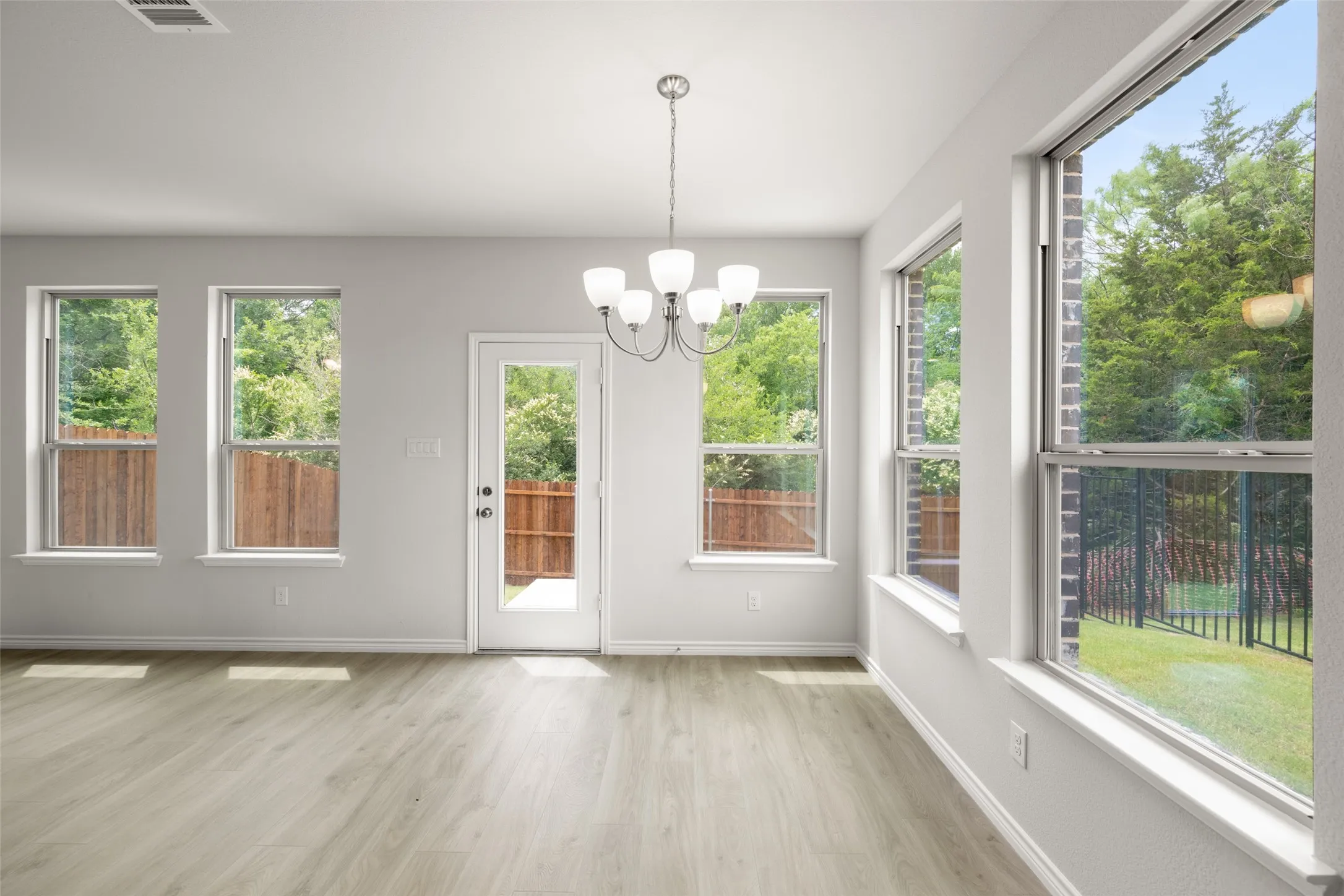 400-402 Trailhead- Dining-2