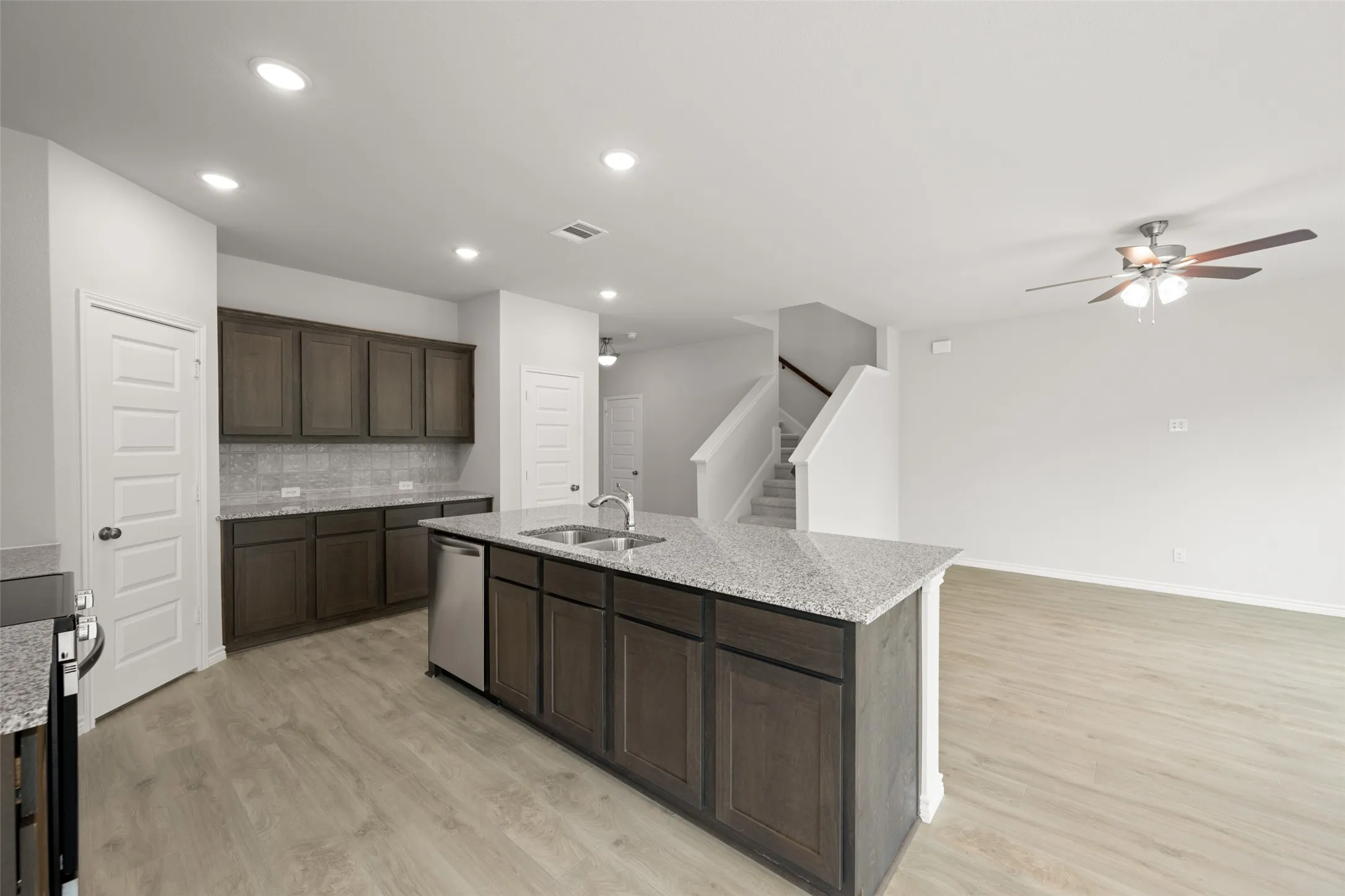 400-402 Trailhead- Kitchen-5