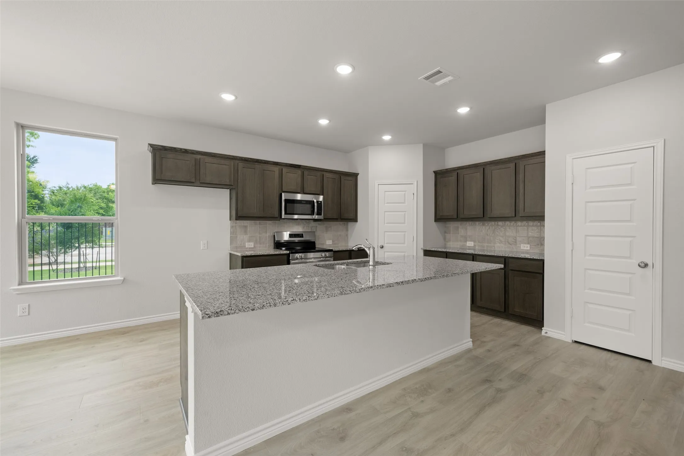 400-402 Trailhead- Kitchen-3