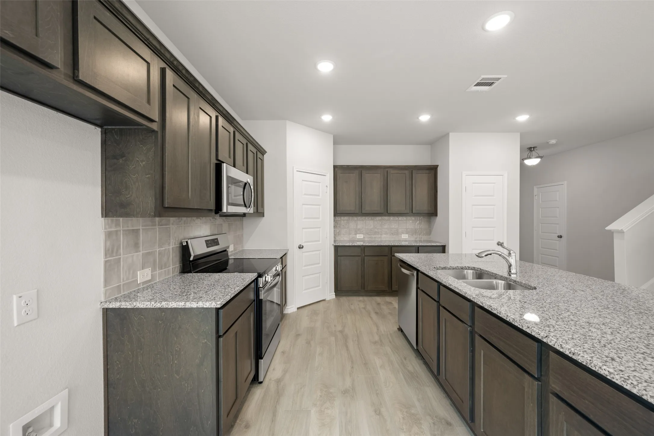400-402 Trailhead- Kitchen-4