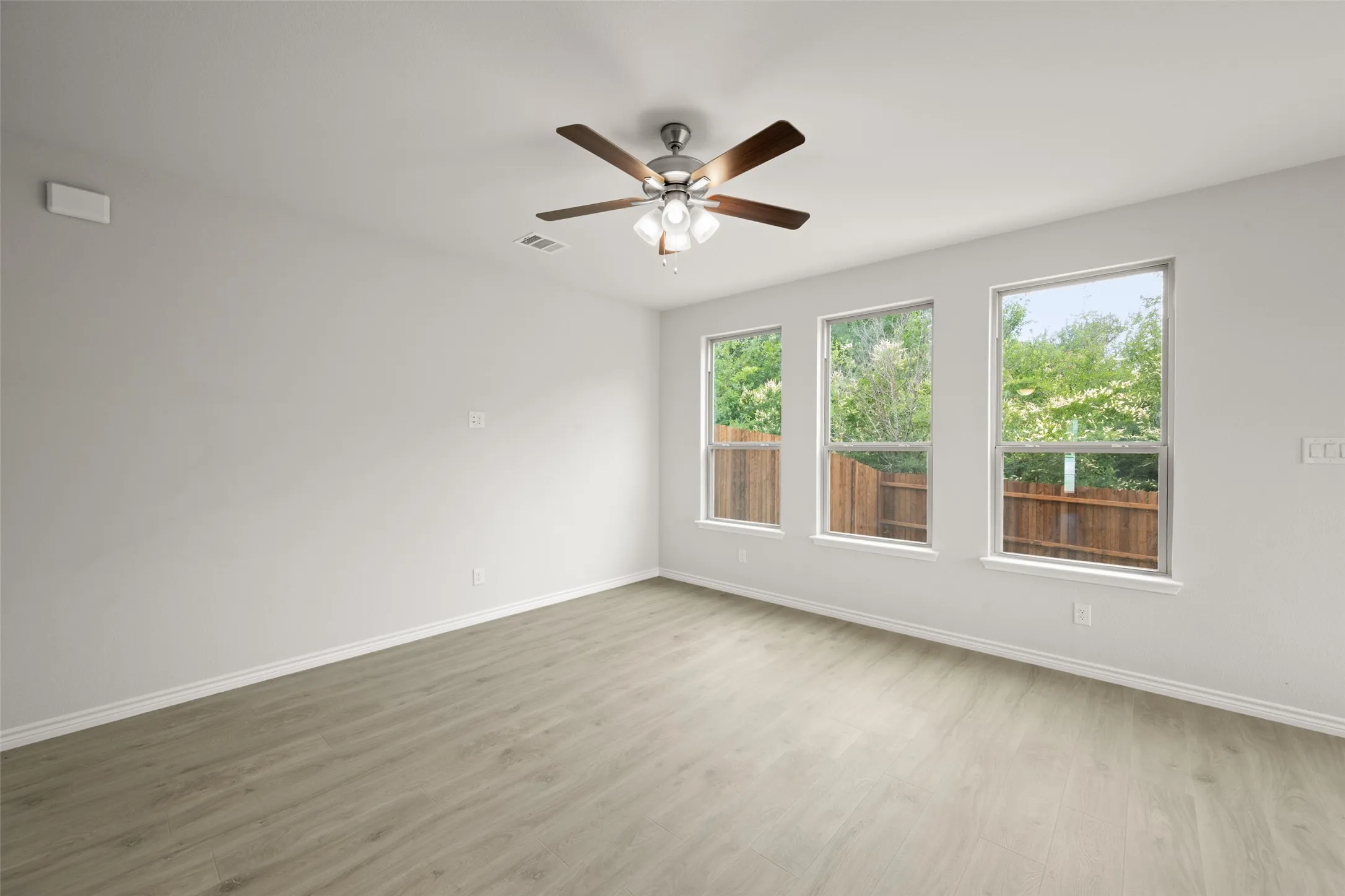 400-402 Trailhead- Living Room-4