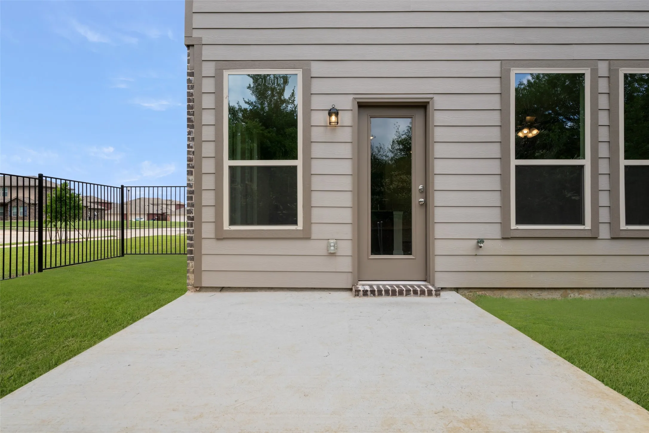 400-402 Trailhead- Back-3
