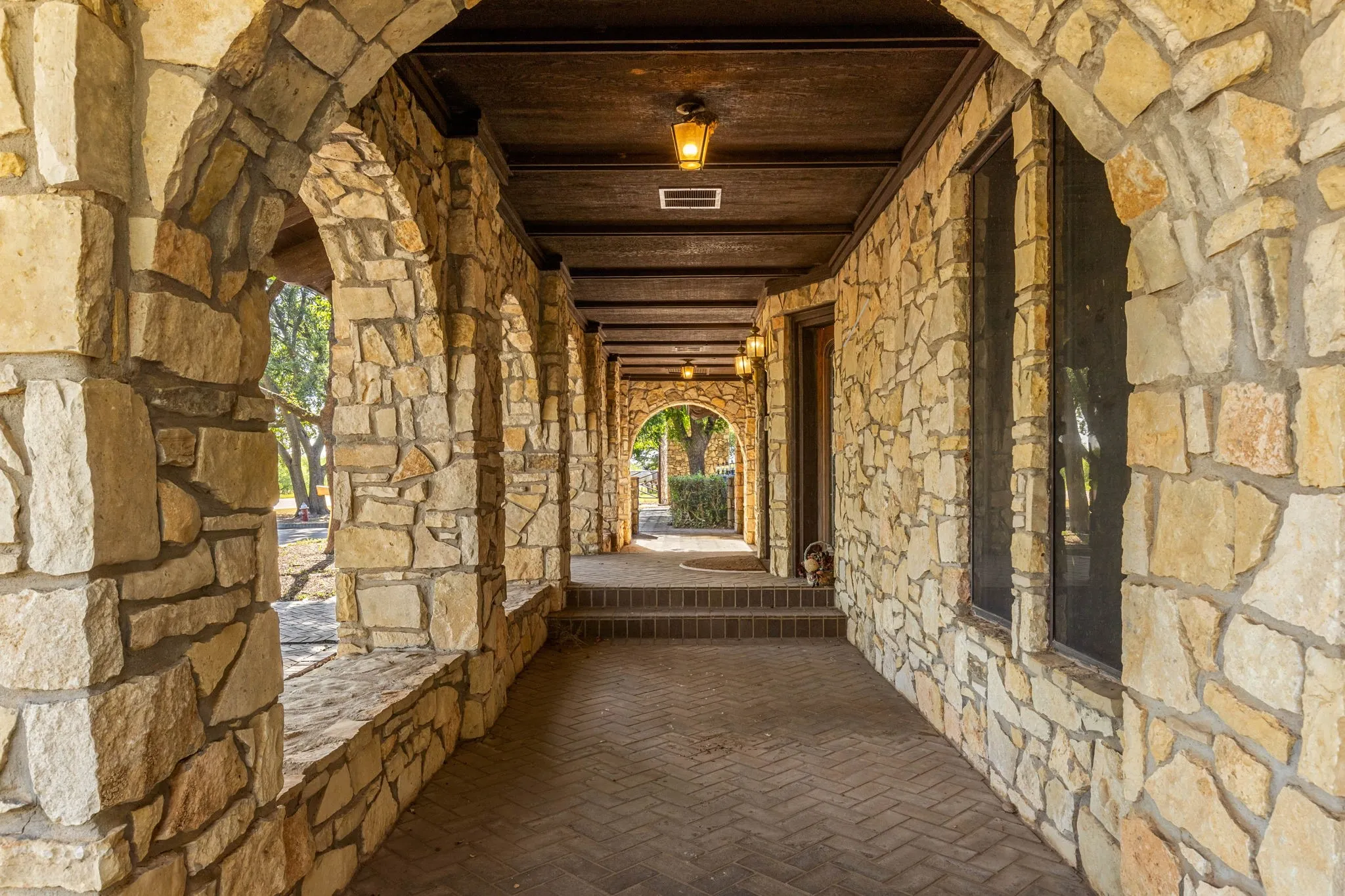 Grand Entrance Porch w Circle Drive