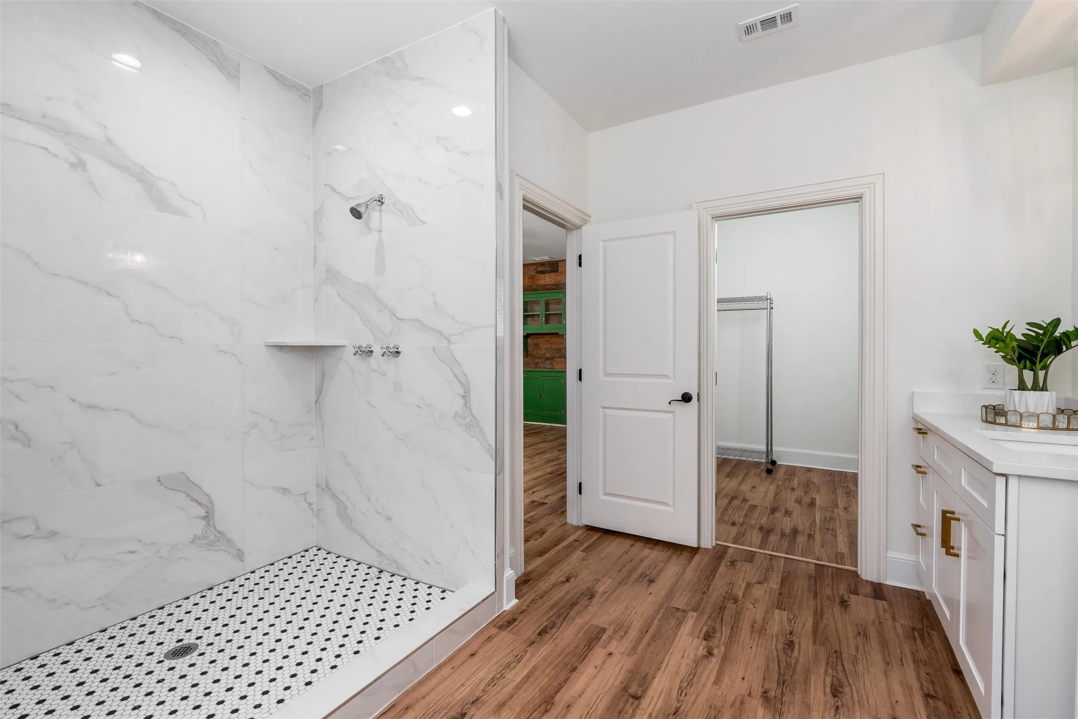 Single Family Residence For Sale in Collin County , 812 Baker Street, Mc Kinney, Texas 75069, 5 Bedroom, 8 Bathroom, 3 Garage spaces, 4,986 Sqft, built in 2015, Preowned, mls#20938086, Real Estate Agent in Mc Kinney, Homes For Sale in Collin county, Homes For Sale in Mc Kinney, Realtor in Mc Kinney Texas, Real Estate Brokerage Independent Realty Texas, Luminita Cordes Realtor