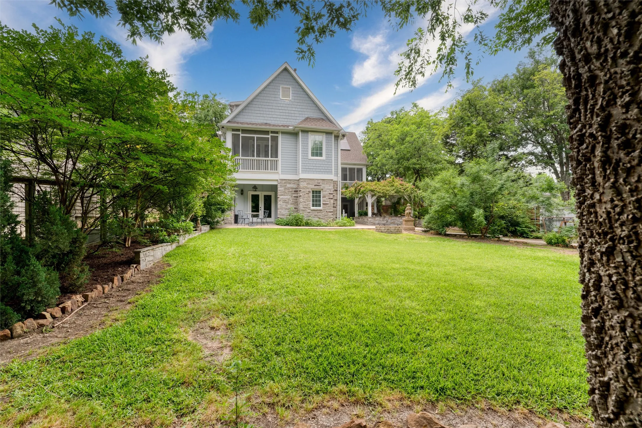 Single Family Residence For Sale in Collin County , 812 Baker Street, Mc Kinney, Texas 75069, 5 Bedroom, 8 Bathroom, 3 Garage spaces, 4,986 Sqft, built in 2015, Preowned, mls#20938086, Real Estate Agent in Mc Kinney, Homes For Sale in Collin county, Homes For Sale in Mc Kinney, Realtor in Mc Kinney Texas, Real Estate Brokerage Independent Realty Texas, Luminita Cordes Realtor