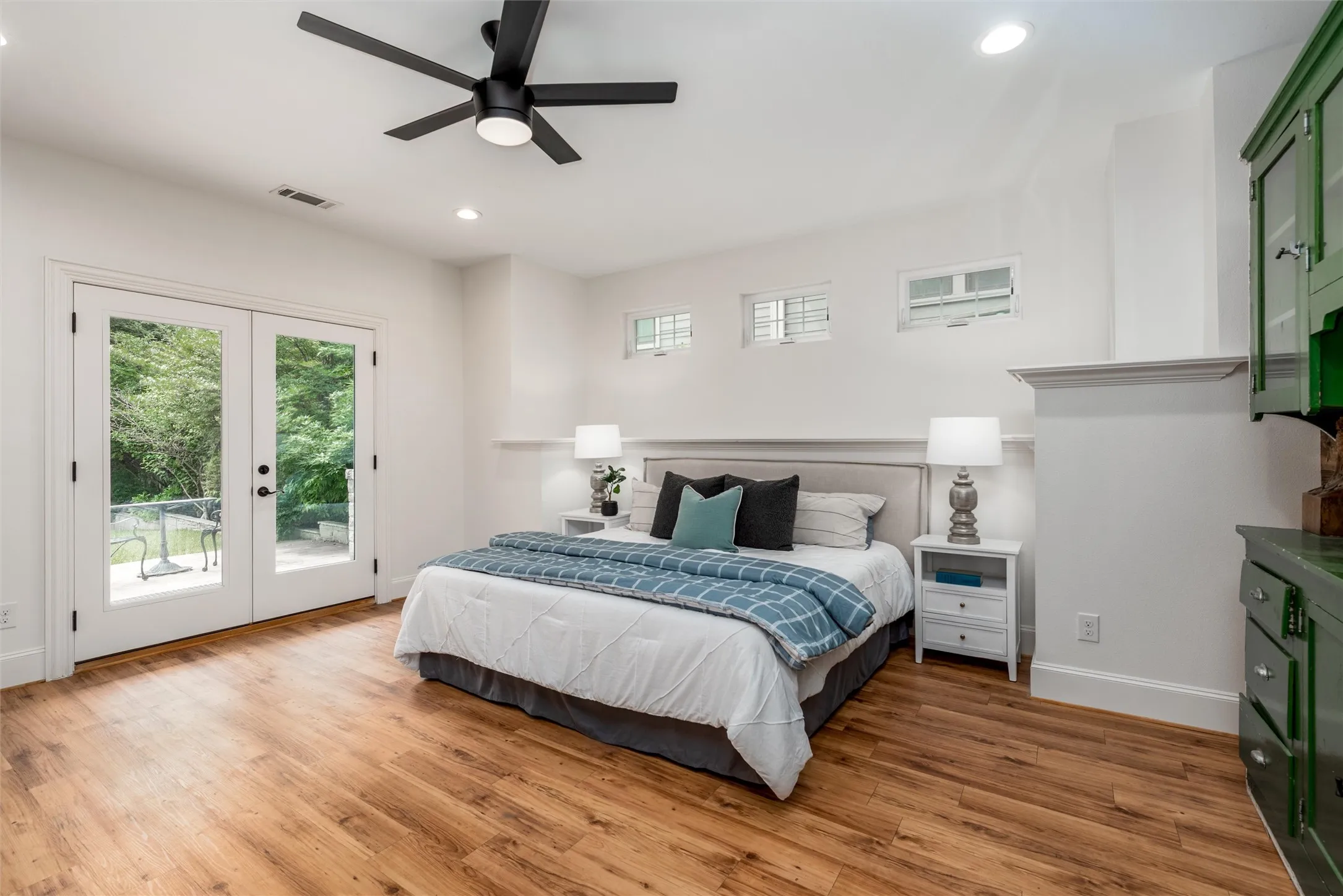 Single Family Residence For Sale in Collin County , 812 Baker Street, Mc Kinney, Texas 75069, 5 Bedroom, 8 Bathroom, 3 Garage spaces, 4,986 Sqft, built in 2015, Preowned, mls#20938086, Real Estate Agent in Mc Kinney, Homes For Sale in Collin county, Homes For Sale in Mc Kinney, Realtor in Mc Kinney Texas, Real Estate Brokerage Independent Realty Texas, Luminita Cordes Realtor