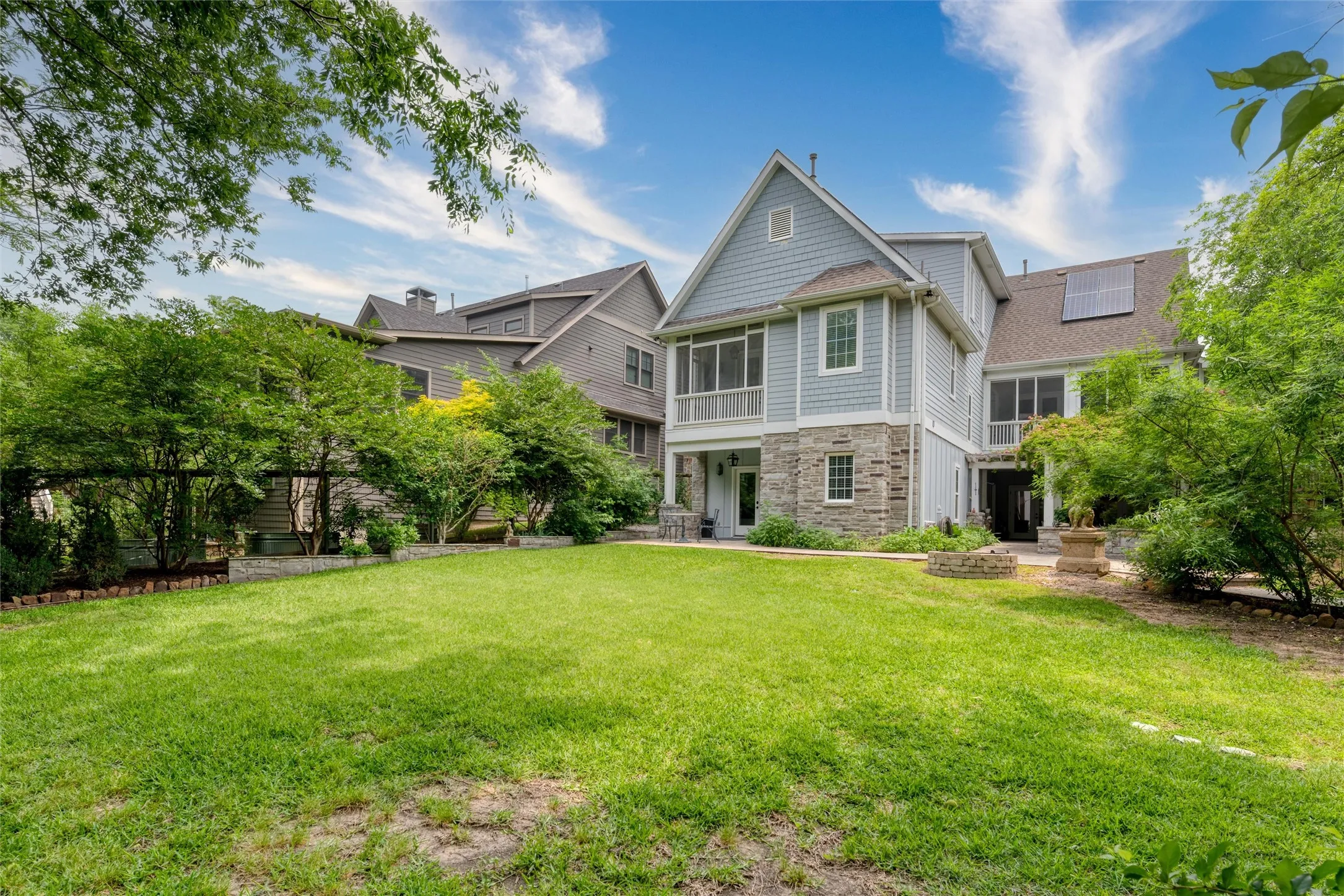 Single Family Residence For Sale in Collin County , 812 Baker Street, Mc Kinney, Texas 75069, 5 Bedroom, 8 Bathroom, 3 Garage spaces, 4,986 Sqft, built in 2015, Preowned, mls#20938086, Real Estate Agent in Mc Kinney, Homes For Sale in Collin county, Homes For Sale in Mc Kinney, Realtor in Mc Kinney Texas, Real Estate Brokerage Independent Realty Texas, Luminita Cordes Realtor