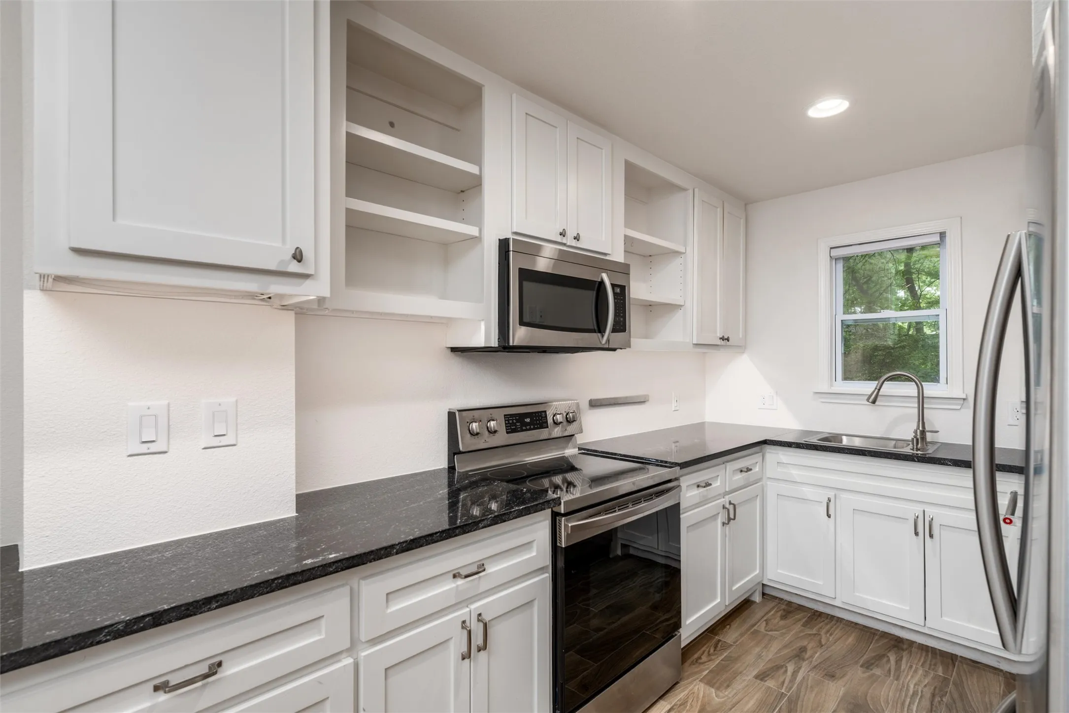 Single Family Residence For Sale in Collin County , 812 Baker Street, Mc Kinney, Texas 75069, 5 Bedroom, 8 Bathroom, 3 Garage spaces, 4,986 Sqft, built in 2015, Preowned, mls#20938086, Real Estate Agent in Mc Kinney, Homes For Sale in Collin county, Homes For Sale in Mc Kinney, Realtor in Mc Kinney Texas, Real Estate Brokerage Independent Realty Texas, Luminita Cordes Realtor