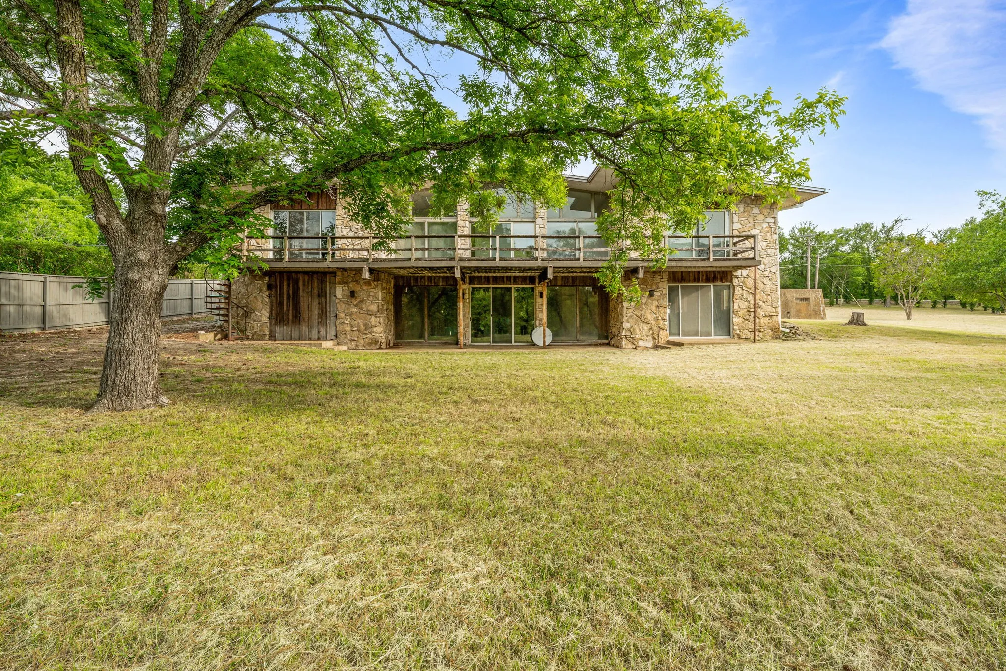 Single Family Residence For Sale in Tarrant County , 4208 Shore Front Drive, Fort Worth, Texas 76135, 4 Bedroom, 4 Bathroom, 3 Garage spaces, 4,930 Sqft, built in 1965, mls#20939107, Real Estate Agent in Fort Worth, Homes For Sale in Tarrant county, Homes For Sale in Fort Worth, Realtor in Fort Worth Texas, Real Estate Brokerage Independent Realty Texas, Luminita Cordes Realtor