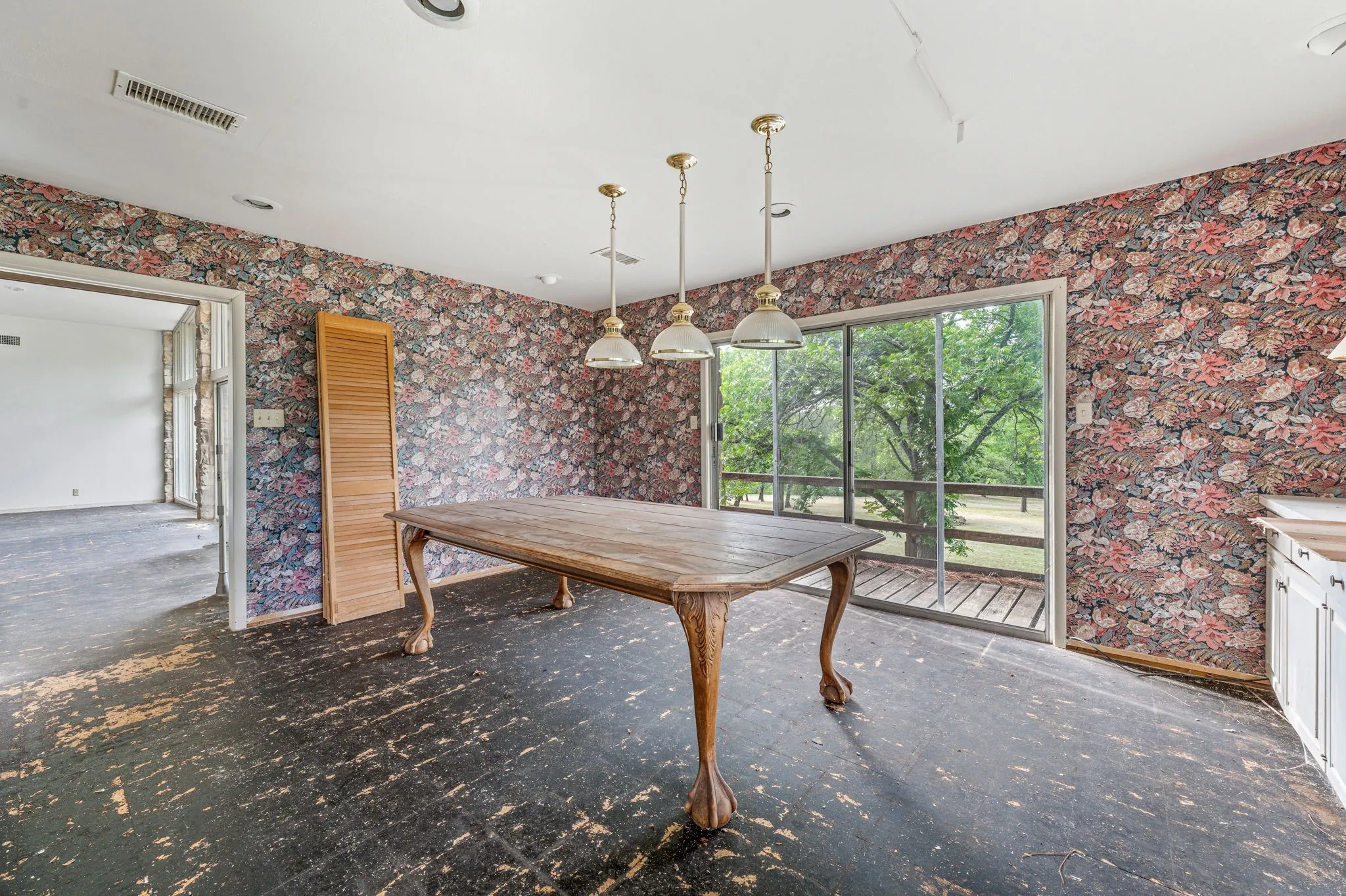 Single Family Residence For Sale in Tarrant County , 4208 Shore Front Drive, Fort Worth, Texas 76135, 4 Bedroom, 4 Bathroom, 3 Garage spaces, 4,930 Sqft, built in 1965, mls#20939107, Real Estate Agent in Fort Worth, Homes For Sale in Tarrant county, Homes For Sale in Fort Worth, Realtor in Fort Worth Texas, Real Estate Brokerage Independent Realty Texas, Luminita Cordes Realtor
