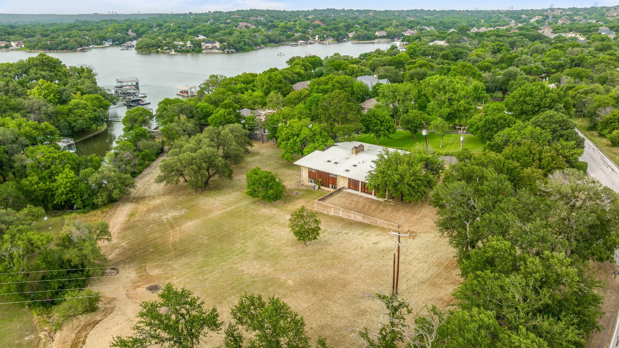 Single Family Residence For Sale in Tarrant County , 4208 Shore Front Drive, Fort Worth, Texas 76135, 4 Bedroom, 4 Bathroom, 3 Garage spaces, 4,930 Sqft, built in 1965, mls#20939107, Real Estate Agent in Fort Worth, Homes For Sale in Tarrant county, Homes For Sale in Fort Worth, Realtor in Fort Worth Texas, Real Estate Brokerage Independent Realty Texas, Luminita Cordes Realtor