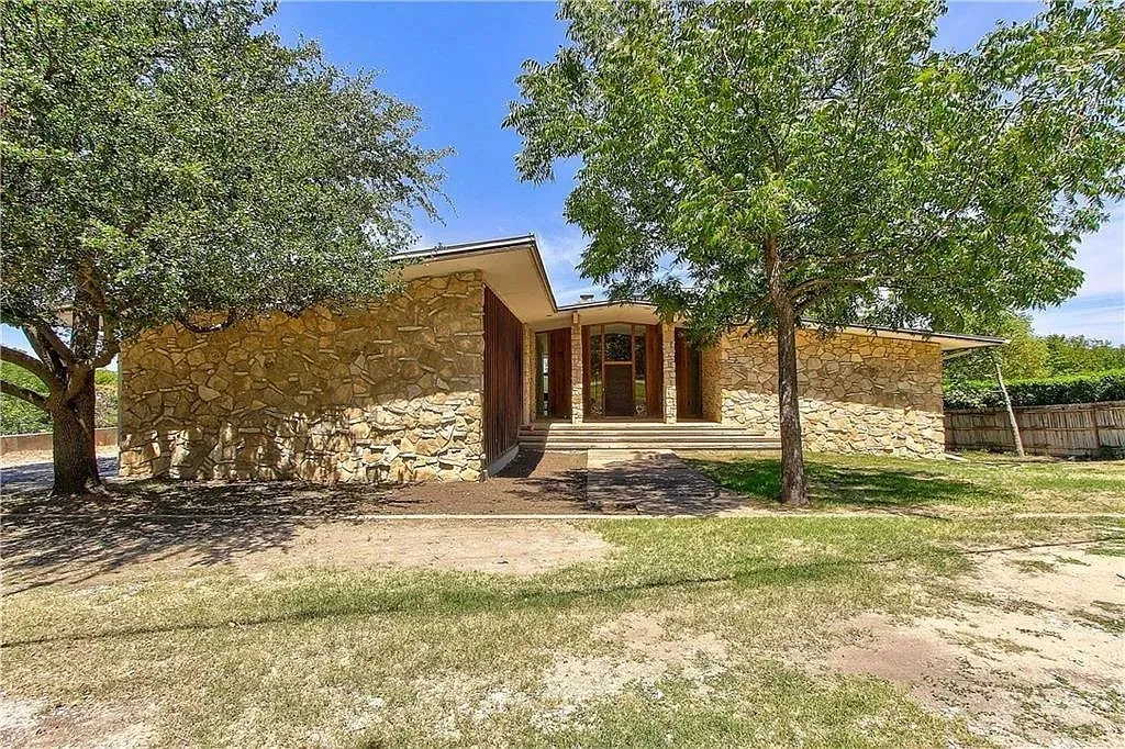 Single Family Residence For Sale in Tarrant County , 4208 Shore Front Drive, Fort Worth, Texas 76135, 4 Bedroom, 4 Bathroom, 3 Garage spaces, 4,930 Sqft, built in 1965, mls#20939107, Real Estate Agent in Fort Worth, Homes For Sale in Tarrant county, Homes For Sale in Fort Worth, Realtor in Fort Worth Texas, Real Estate Brokerage Independent Realty Texas, Luminita Cordes Realtor