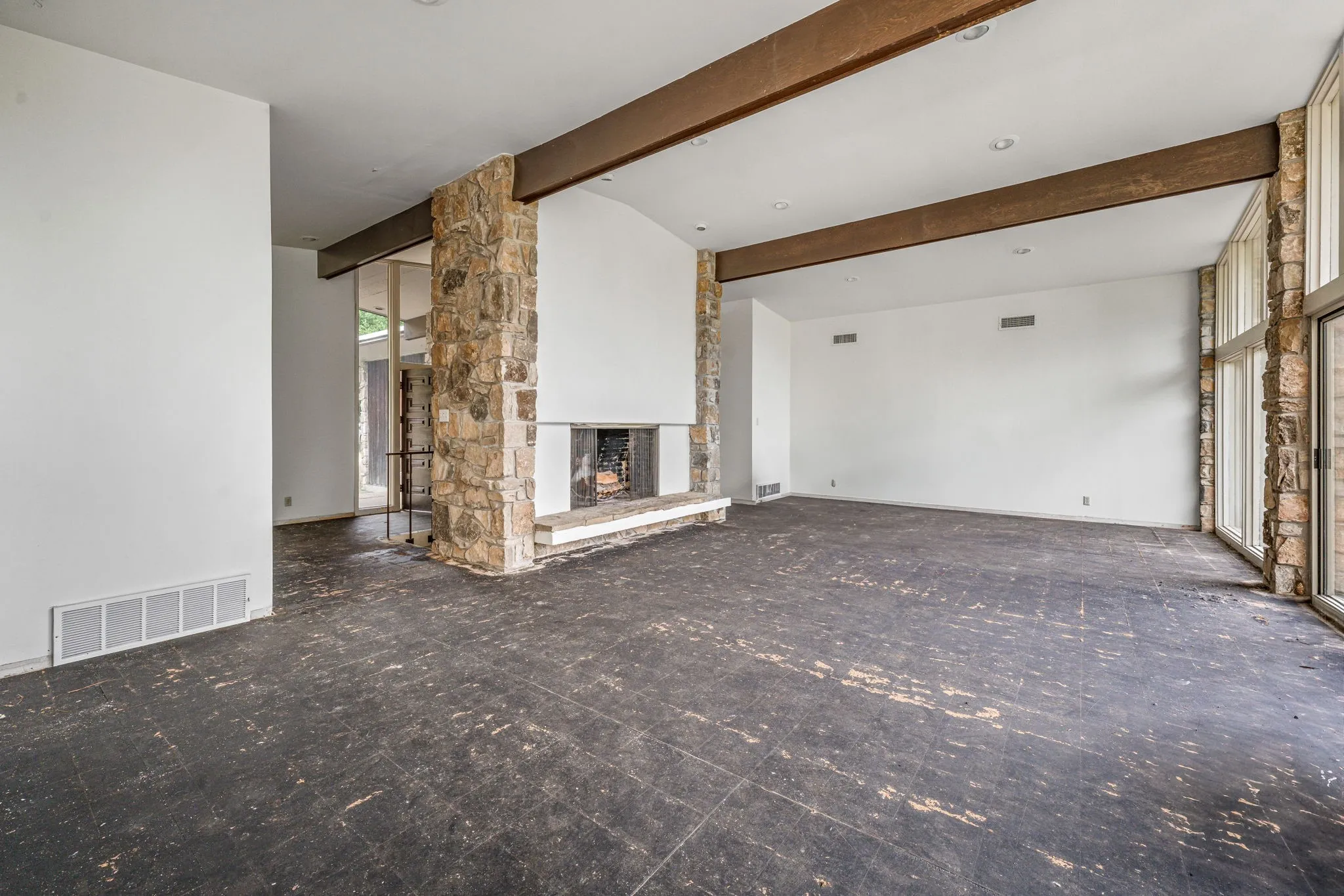 Single Family Residence For Sale in Tarrant County , 4208 Shore Front Drive, Fort Worth, Texas 76135, 4 Bedroom, 4 Bathroom, 3 Garage spaces, 4,930 Sqft, built in 1965, mls#20939107, Real Estate Agent in Fort Worth, Homes For Sale in Tarrant county, Homes For Sale in Fort Worth, Realtor in Fort Worth Texas, Real Estate Brokerage Independent Realty Texas, Luminita Cordes Realtor
