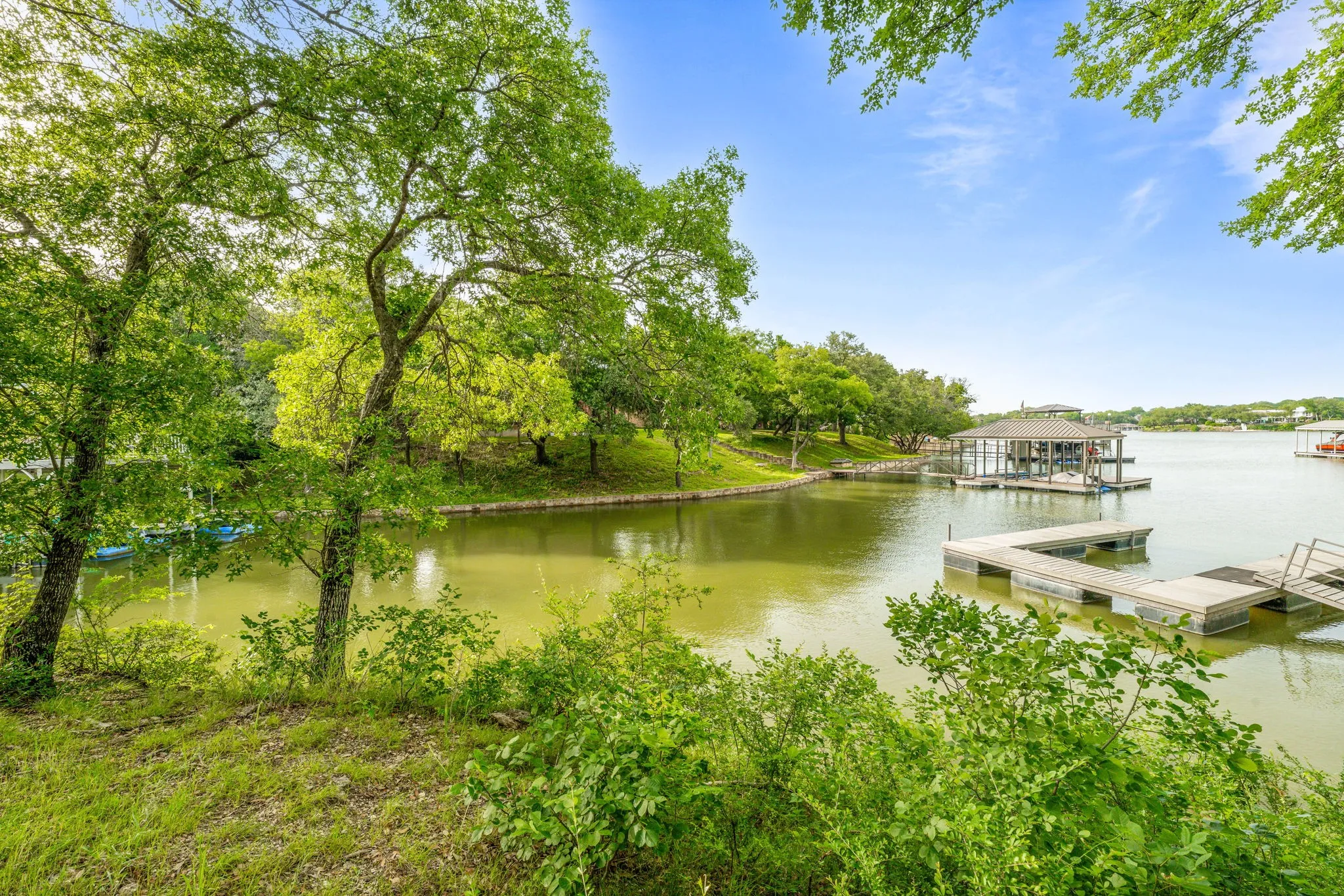 Single Family Residence For Sale in Tarrant County , 4208 Shore Front Drive, Fort Worth, Texas 76135, 4 Bedroom, 4 Bathroom, 3 Garage spaces, 4,930 Sqft, built in 1965, mls#20939107, Real Estate Agent in Fort Worth, Homes For Sale in Tarrant county, Homes For Sale in Fort Worth, Realtor in Fort Worth Texas, Real Estate Brokerage Independent Realty Texas, Luminita Cordes Realtor