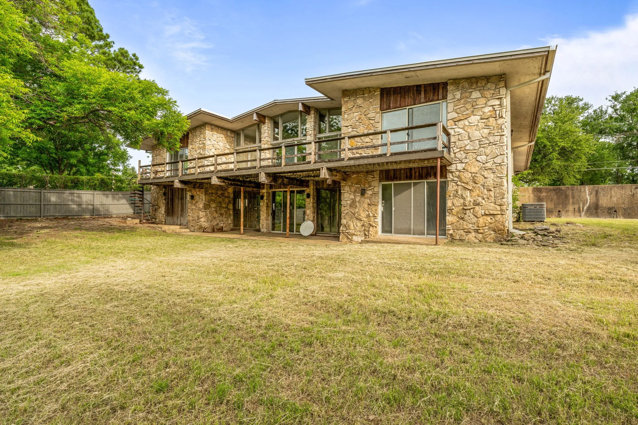 Single Family Residence For Sale in Tarrant County , 4208 Shore Front Drive, Fort Worth, Texas 76135, 4 Bedroom, 4 Bathroom, 3 Garage spaces, 4,930 Sqft, built in 1965, mls#20939107, Real Estate Agent in Fort Worth, Homes For Sale in Tarrant county, Homes For Sale in Fort Worth, Realtor in Fort Worth Texas, Real Estate Brokerage Independent Realty Texas, Luminita Cordes Realtor