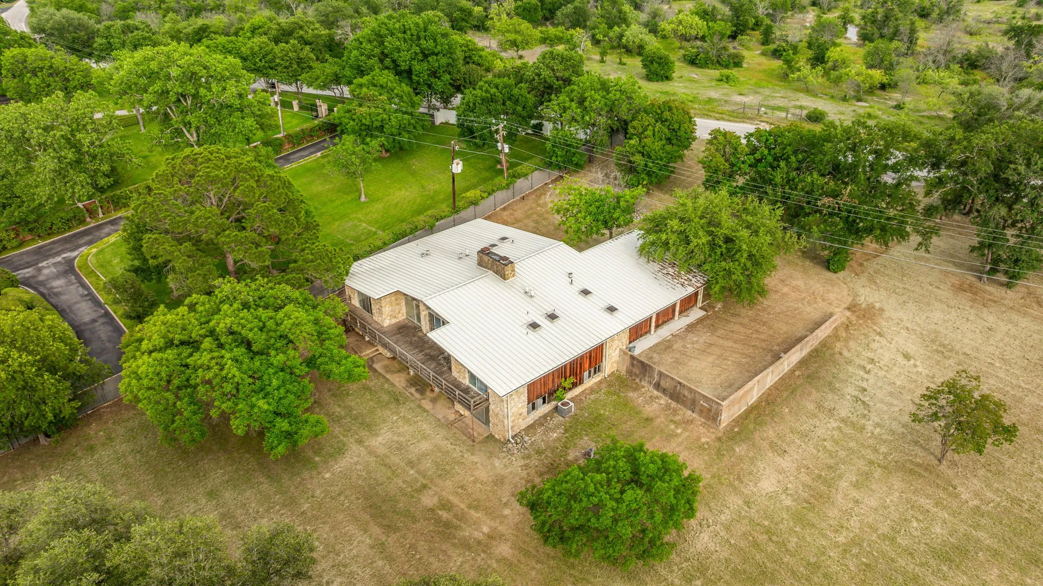 Single Family Residence For Sale in Tarrant County , 4208 Shore Front Drive, Fort Worth, Texas 76135, 4 Bedroom, 4 Bathroom, 3 Garage spaces, 4,930 Sqft, built in 1965, mls#20939107, Real Estate Agent in Fort Worth, Homes For Sale in Tarrant county, Homes For Sale in Fort Worth, Realtor in Fort Worth Texas, Real Estate Brokerage Independent Realty Texas, Luminita Cordes Realtor
