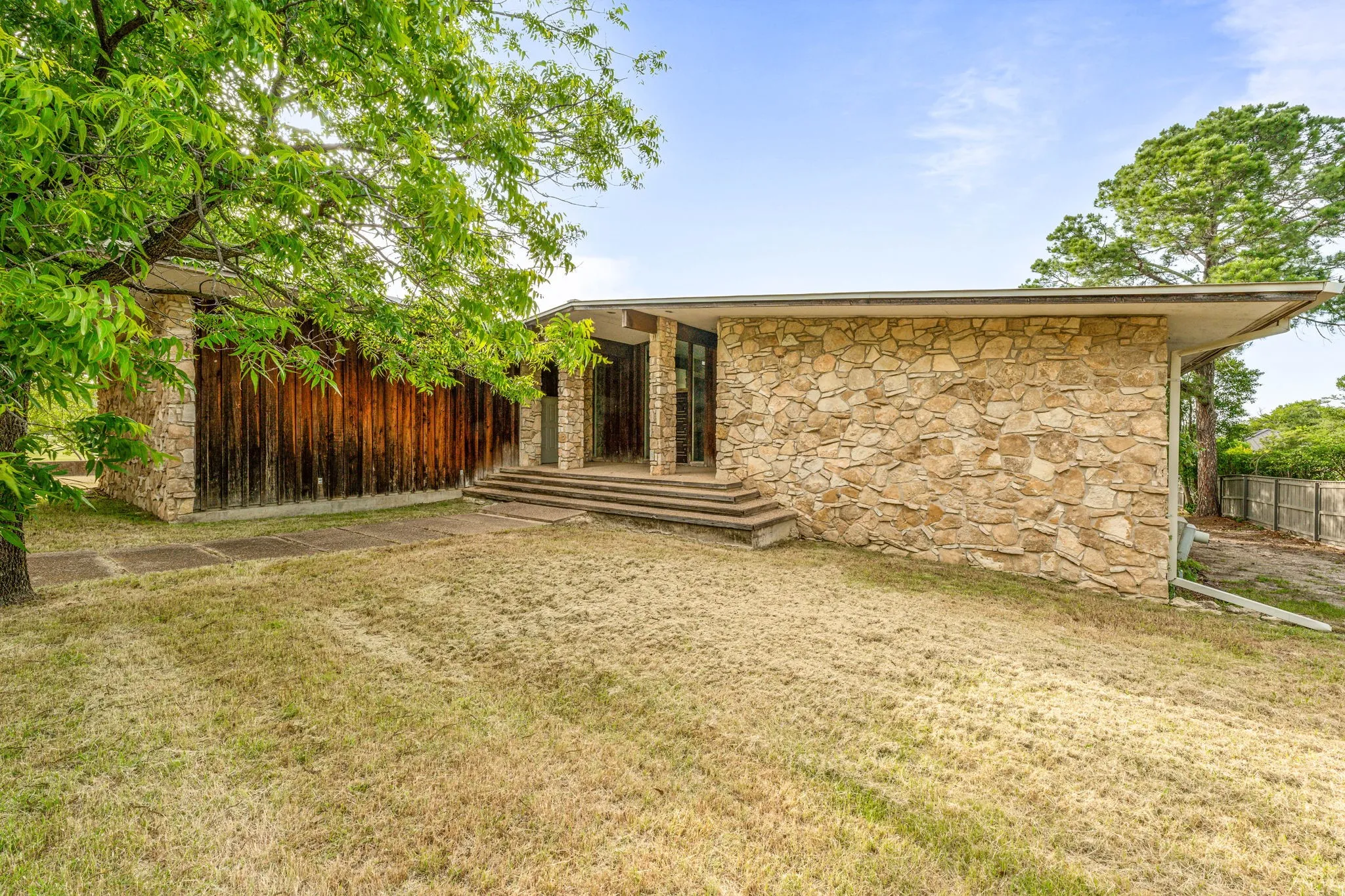 Single Family Residence For Sale in Tarrant County , 4208 Shore Front Drive, Fort Worth, Texas 76135, 4 Bedroom, 4 Bathroom, 3 Garage spaces, 4,930 Sqft, built in 1965, mls#20939107, Real Estate Agent in Fort Worth, Homes For Sale in Tarrant county, Homes For Sale in Fort Worth, Realtor in Fort Worth Texas, Real Estate Brokerage Independent Realty Texas, Luminita Cordes Realtor