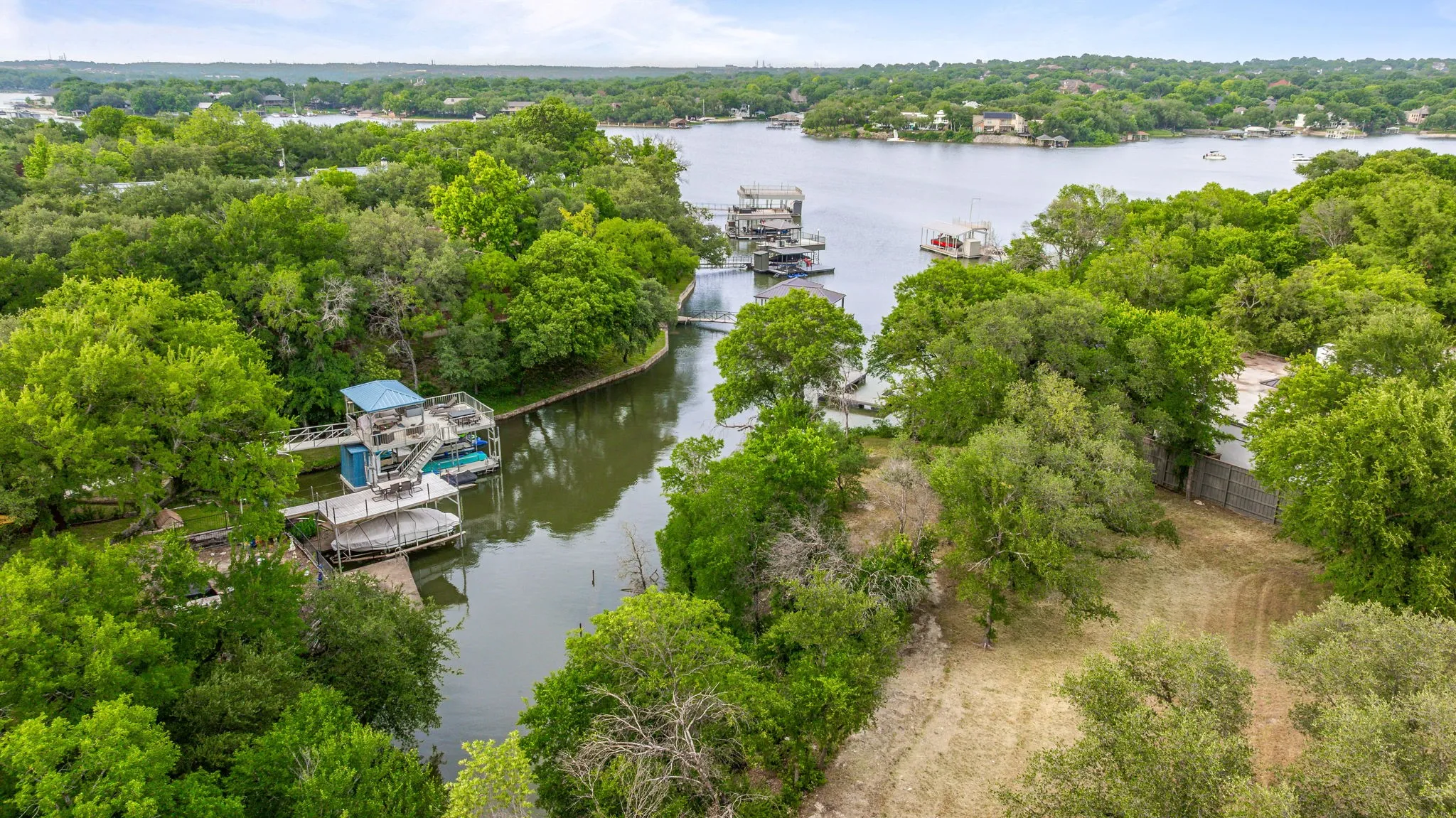 Single Family Residence For Sale in Tarrant County , 4208 Shore Front Drive, Fort Worth, Texas 76135, 4 Bedroom, 4 Bathroom, 3 Garage spaces, 4,930 Sqft, built in 1965, mls#20939107, Real Estate Agent in Fort Worth, Homes For Sale in Tarrant county, Homes For Sale in Fort Worth, Realtor in Fort Worth Texas, Real Estate Brokerage Independent Realty Texas, Luminita Cordes Realtor