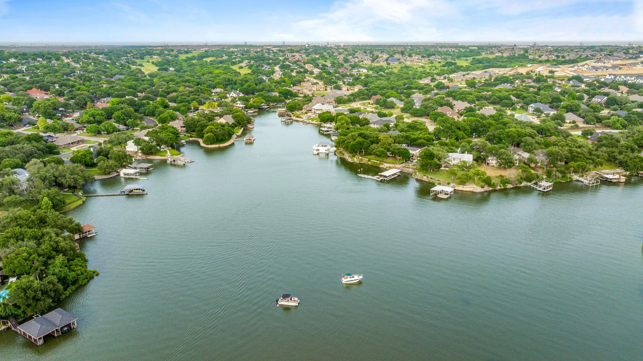Single Family Residence For Sale in Tarrant County , 4208 Shore Front Drive, Fort Worth, Texas 76135, 4 Bedroom, 4 Bathroom, 3 Garage spaces, 4,930 Sqft, built in 1965, mls#20939107, Real Estate Agent in Fort Worth, Homes For Sale in Tarrant county, Homes For Sale in Fort Worth, Realtor in Fort Worth Texas, Real Estate Brokerage Independent Realty Texas, Luminita Cordes Realtor