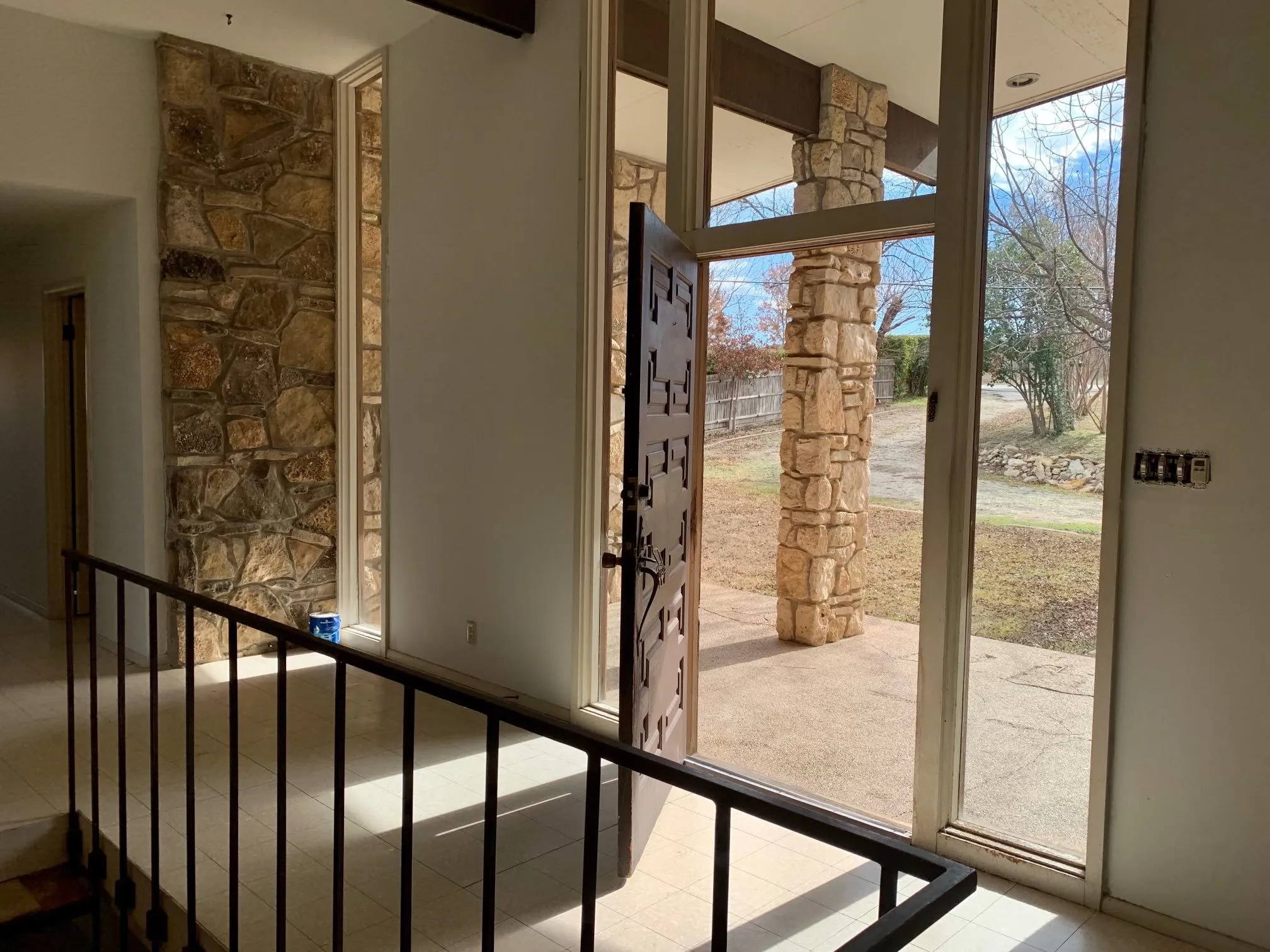 Single Family Residence For Sale in Tarrant County , 4208 Shore Front Drive, Fort Worth, Texas 76135, 4 Bedroom, 4 Bathroom, 3 Garage spaces, 4,930 Sqft, built in 1965, mls#20939107, Real Estate Agent in Fort Worth, Homes For Sale in Tarrant county, Homes For Sale in Fort Worth, Realtor in Fort Worth Texas, Real Estate Brokerage Independent Realty Texas, Luminita Cordes Realtor