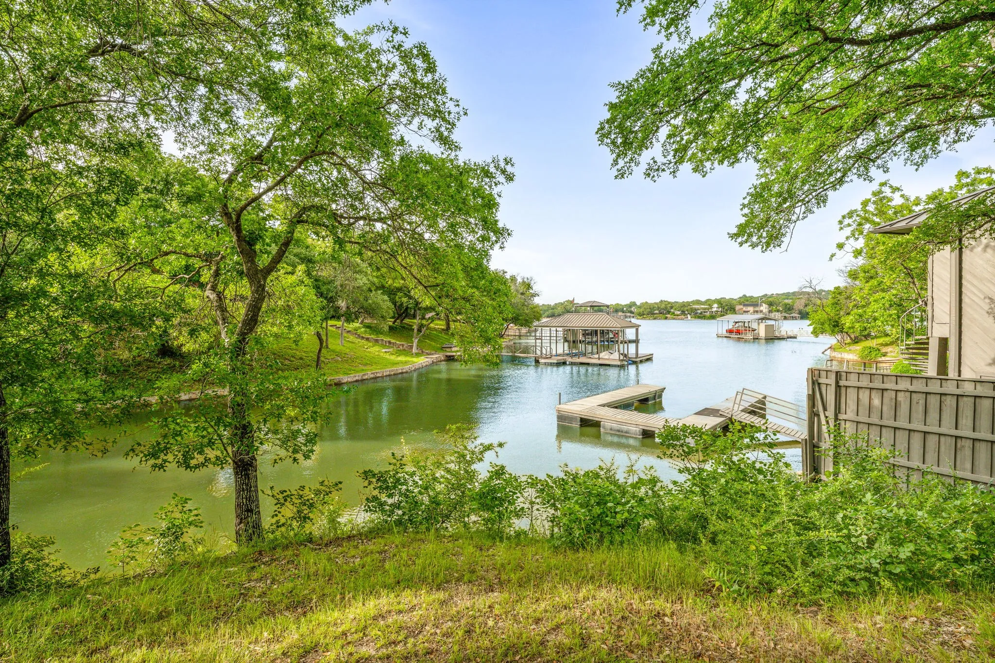 Single Family Residence For Sale in Tarrant County , 4208 Shore Front Drive, Fort Worth, Texas 76135, 4 Bedroom, 4 Bathroom, 3 Garage spaces, 4,930 Sqft, built in 1965, mls#20939107, Real Estate Agent in Fort Worth, Homes For Sale in Tarrant county, Homes For Sale in Fort Worth, Realtor in Fort Worth Texas, Real Estate Brokerage Independent Realty Texas, Luminita Cordes Realtor