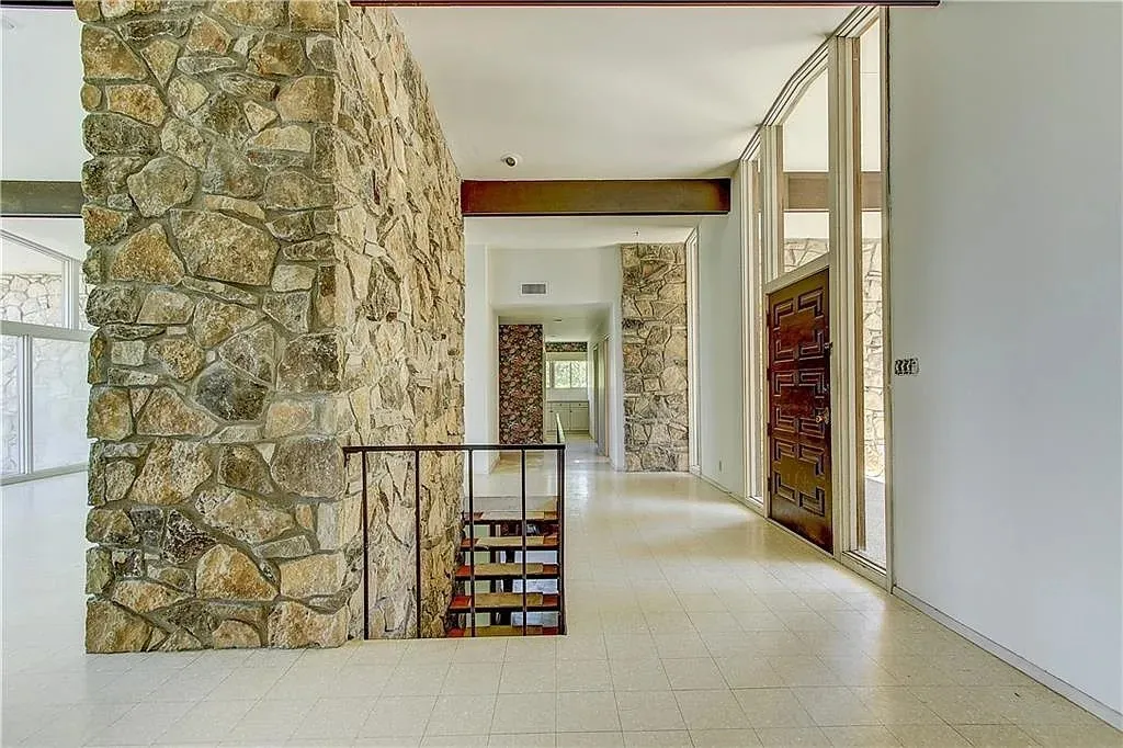 Single Family Residence For Sale in Tarrant County , 4208 Shore Front Drive, Fort Worth, Texas 76135, 4 Bedroom, 4 Bathroom, 3 Garage spaces, 4,930 Sqft, built in 1965, mls#20939107, Real Estate Agent in Fort Worth, Homes For Sale in Tarrant county, Homes For Sale in Fort Worth, Realtor in Fort Worth Texas, Real Estate Brokerage Independent Realty Texas, Luminita Cordes Realtor
