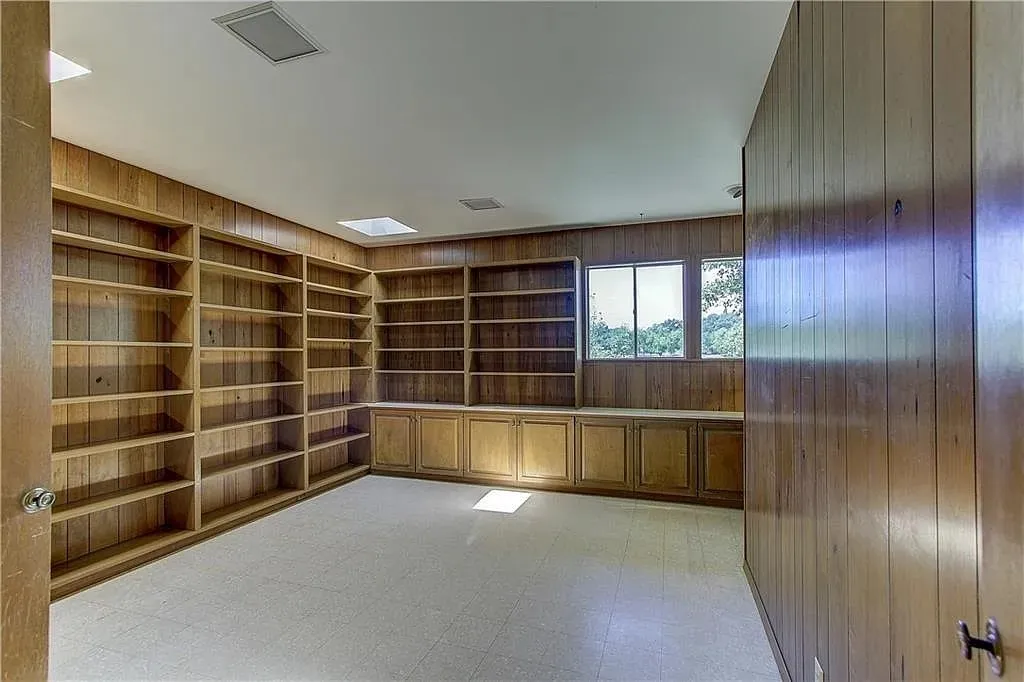Single Family Residence For Sale in Tarrant County , 4208 Shore Front Drive, Fort Worth, Texas 76135, 4 Bedroom, 4 Bathroom, 3 Garage spaces, 4,930 Sqft, built in 1965, mls#20939107, Real Estate Agent in Fort Worth, Homes For Sale in Tarrant county, Homes For Sale in Fort Worth, Realtor in Fort Worth Texas, Real Estate Brokerage Independent Realty Texas, Luminita Cordes Realtor