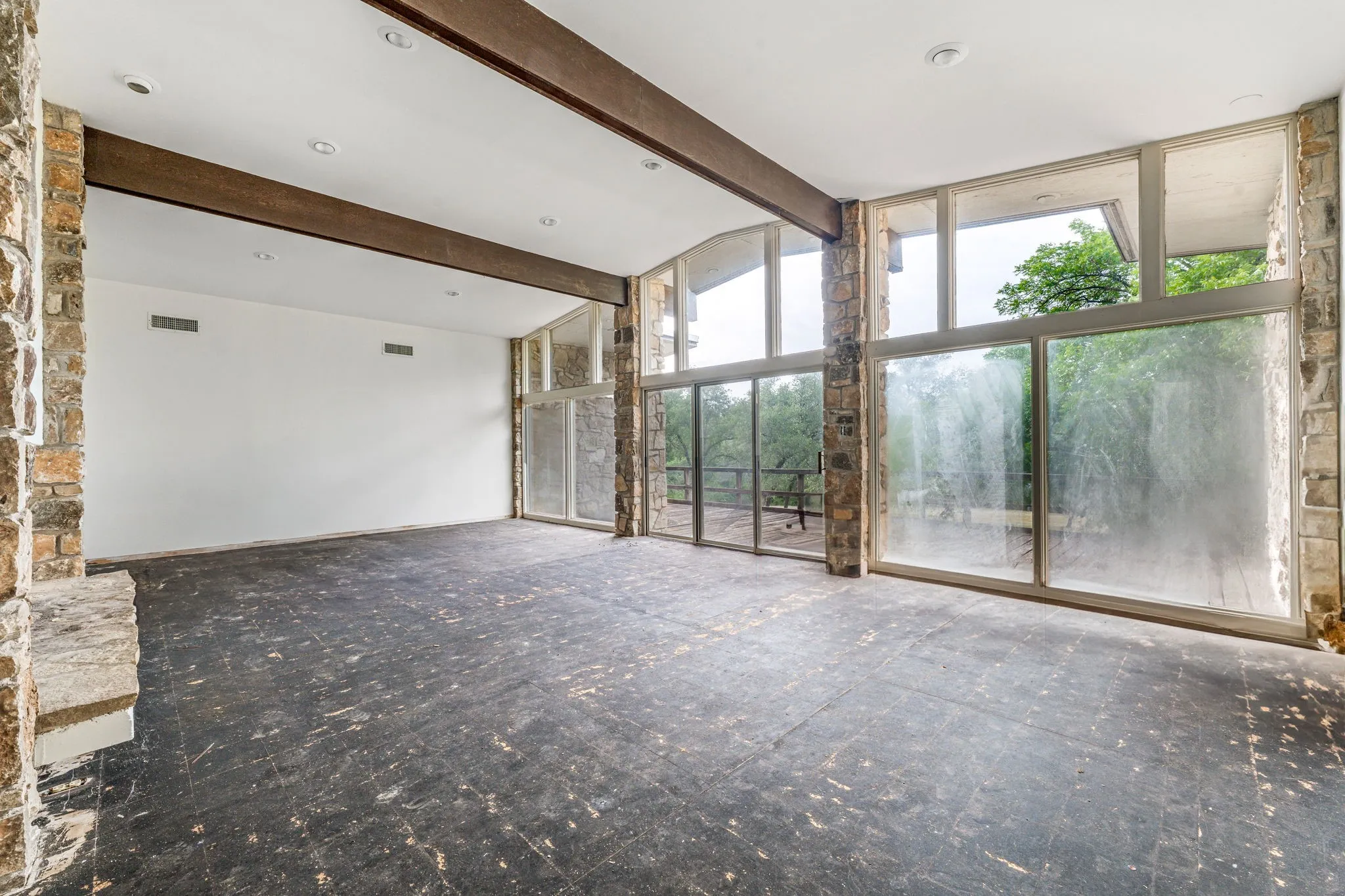 Single Family Residence For Sale in Tarrant County , 4208 Shore Front Drive, Fort Worth, Texas 76135, 4 Bedroom, 4 Bathroom, 3 Garage spaces, 4,930 Sqft, built in 1965, mls#20939107, Real Estate Agent in Fort Worth, Homes For Sale in Tarrant county, Homes For Sale in Fort Worth, Realtor in Fort Worth Texas, Real Estate Brokerage Independent Realty Texas, Luminita Cordes Realtor