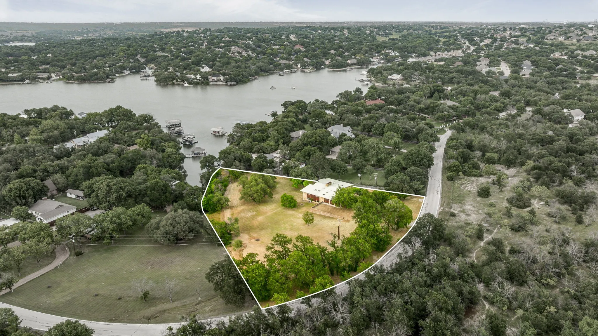 Single Family Residence For Sale in Tarrant County , 4208 Shore Front Drive, Fort Worth, Texas 76135, 4 Bedroom, 4 Bathroom, 3 Garage spaces, 4,930 Sqft, built in 1965, mls#20939107, Real Estate Agent in Fort Worth, Homes For Sale in Tarrant county, Homes For Sale in Fort Worth, Realtor in Fort Worth Texas, Real Estate Brokerage Independent Realty Texas, Luminita Cordes Realtor