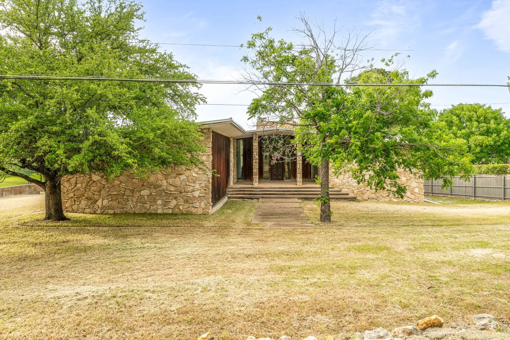 Single Family Residence For Sale in Tarrant County , 4208 Shore Front Drive, Fort Worth, Texas 76135, 4 Bedroom, 4 Bathroom, 3 Garage spaces, 4,930 Sqft, built in 1965, mls#20939107, Real Estate Agent in Fort Worth, Homes For Sale in Tarrant county, Homes For Sale in Fort Worth, Realtor in Fort Worth Texas, Real Estate Brokerage Independent Realty Texas, Luminita Cordes Realtor