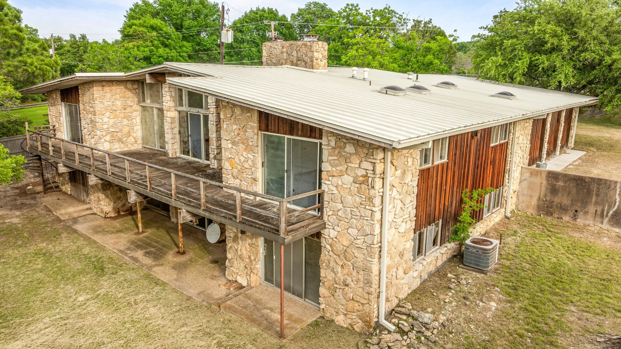 Single Family Residence For Sale in Tarrant County , 4208 Shore Front Drive, Fort Worth, Texas 76135, 4 Bedroom, 4 Bathroom, 3 Garage spaces, 4,930 Sqft, built in 1965, mls#20939107, Real Estate Agent in Fort Worth, Homes For Sale in Tarrant county, Homes For Sale in Fort Worth, Realtor in Fort Worth Texas, Real Estate Brokerage Independent Realty Texas, Luminita Cordes Realtor