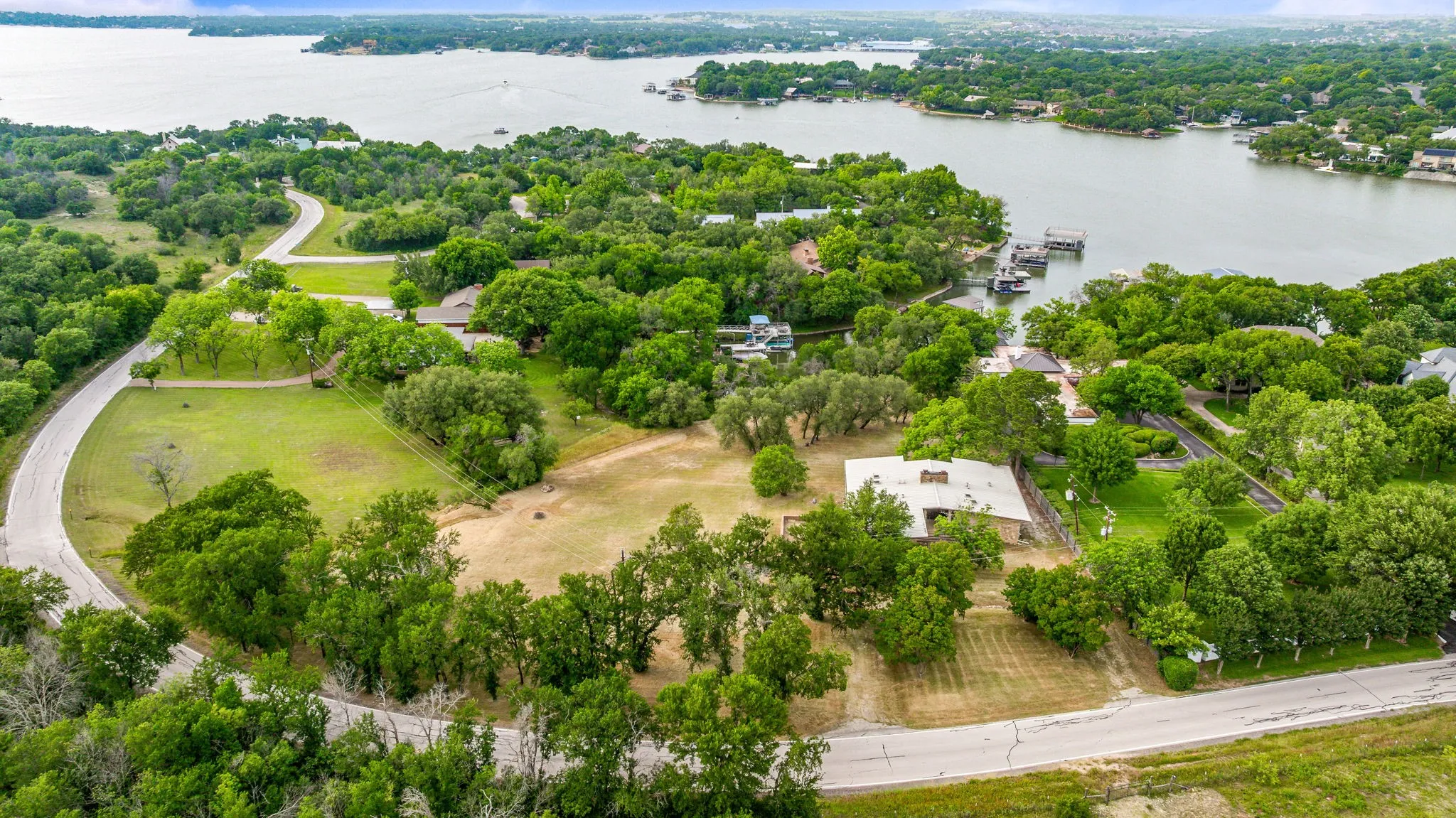 Single Family Residence For Sale in Tarrant County , 4208 Shore Front Drive, Fort Worth, Texas 76135, 4 Bedroom, 4 Bathroom, 3 Garage spaces, 4,930 Sqft, built in 1965, mls#20939107, Real Estate Agent in Fort Worth, Homes For Sale in Tarrant county, Homes For Sale in Fort Worth, Realtor in Fort Worth Texas, Real Estate Brokerage Independent Realty Texas, Luminita Cordes Realtor