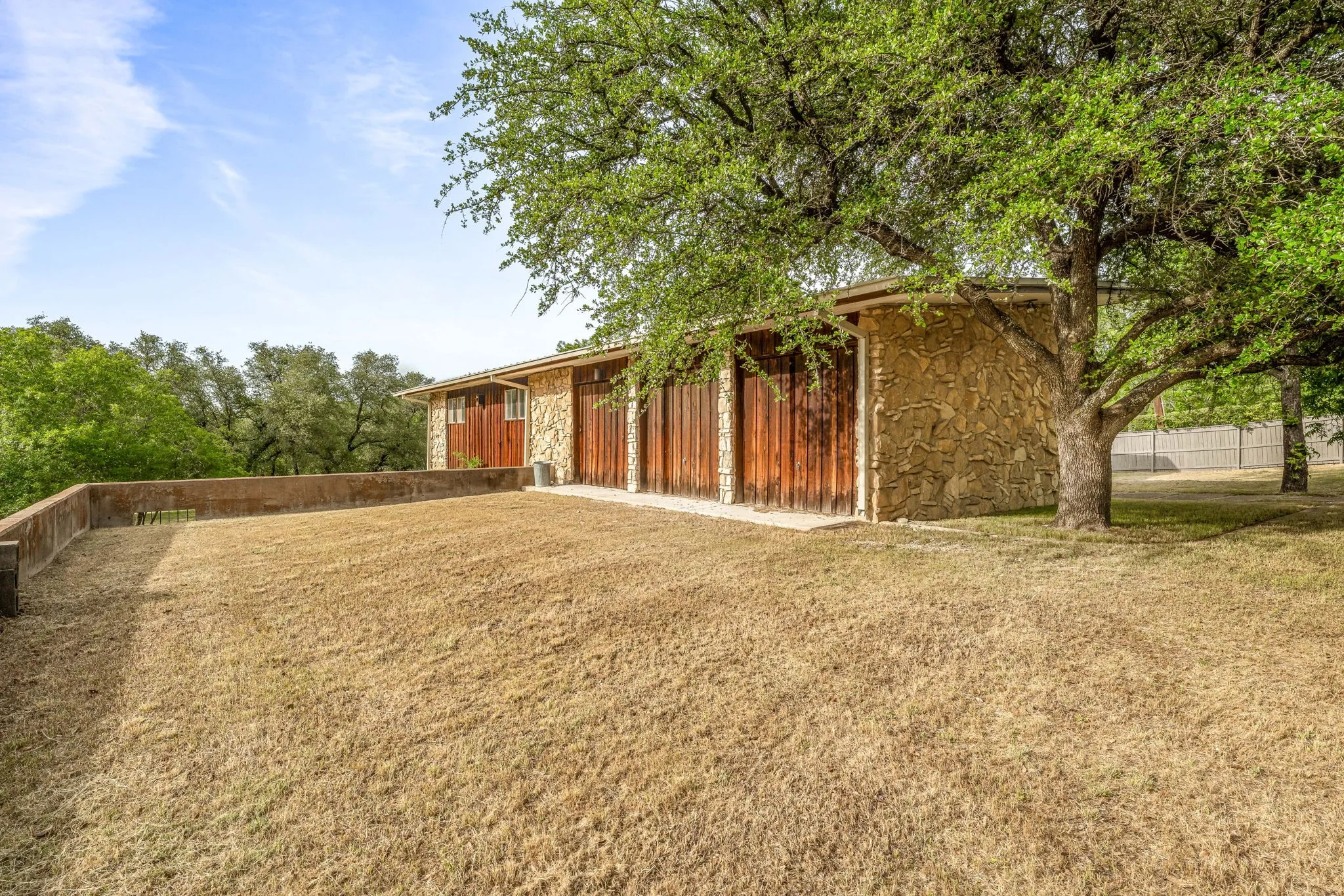 Single Family Residence For Sale in Tarrant County , 4208 Shore Front Drive, Fort Worth, Texas 76135, 4 Bedroom, 4 Bathroom, 3 Garage spaces, 4,930 Sqft, built in 1965, mls#20939107, Real Estate Agent in Fort Worth, Homes For Sale in Tarrant county, Homes For Sale in Fort Worth, Realtor in Fort Worth Texas, Real Estate Brokerage Independent Realty Texas, Luminita Cordes Realtor