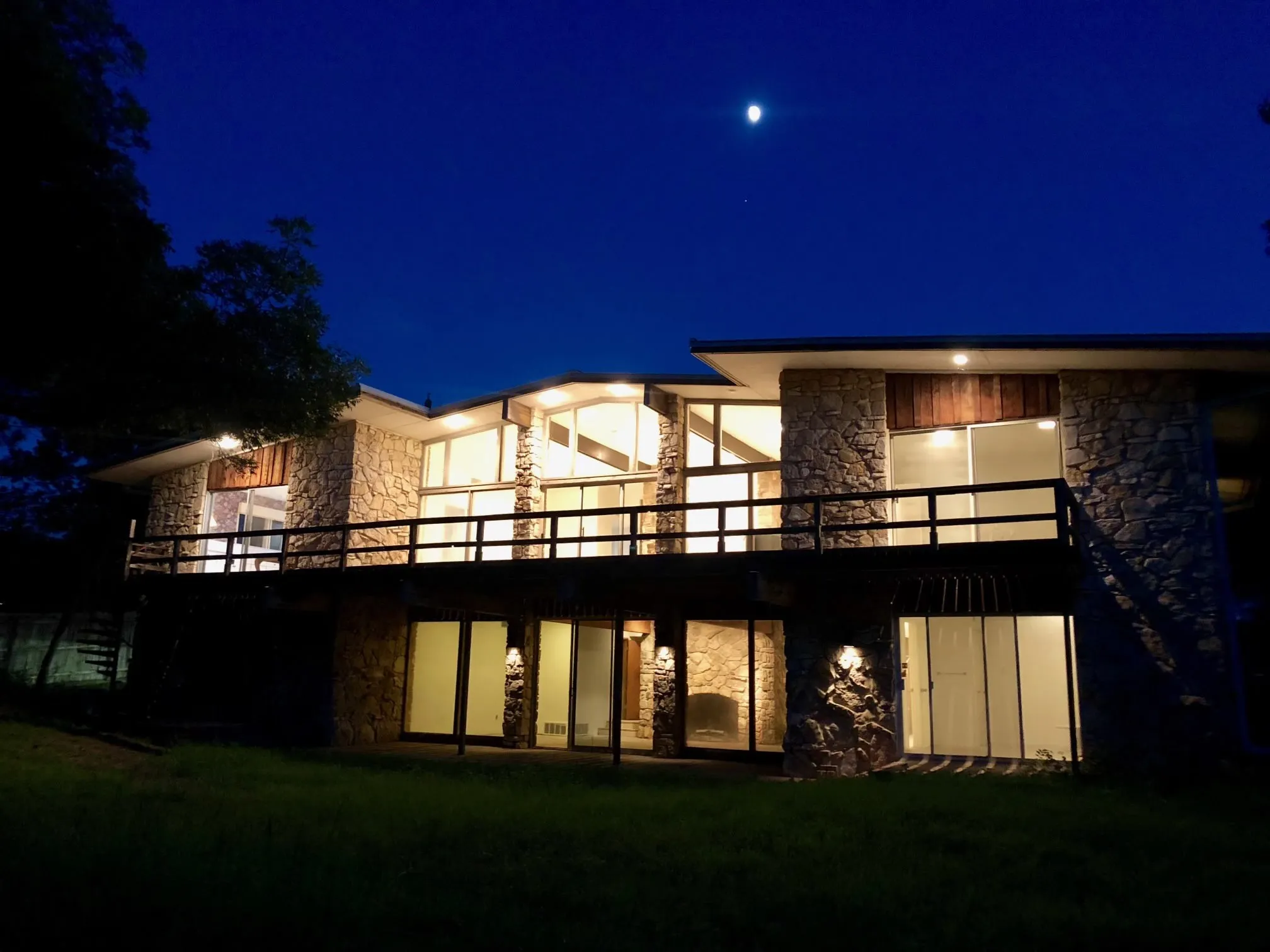 Single Family Residence For Sale in Tarrant County , 4208 Shore Front Drive, Fort Worth, Texas 76135, 4 Bedroom, 4 Bathroom, 3 Garage spaces, 4,930 Sqft, built in 1965, mls#20939107, Real Estate Agent in Fort Worth, Homes For Sale in Tarrant county, Homes For Sale in Fort Worth, Realtor in Fort Worth Texas, Real Estate Brokerage Independent Realty Texas, Luminita Cordes Realtor