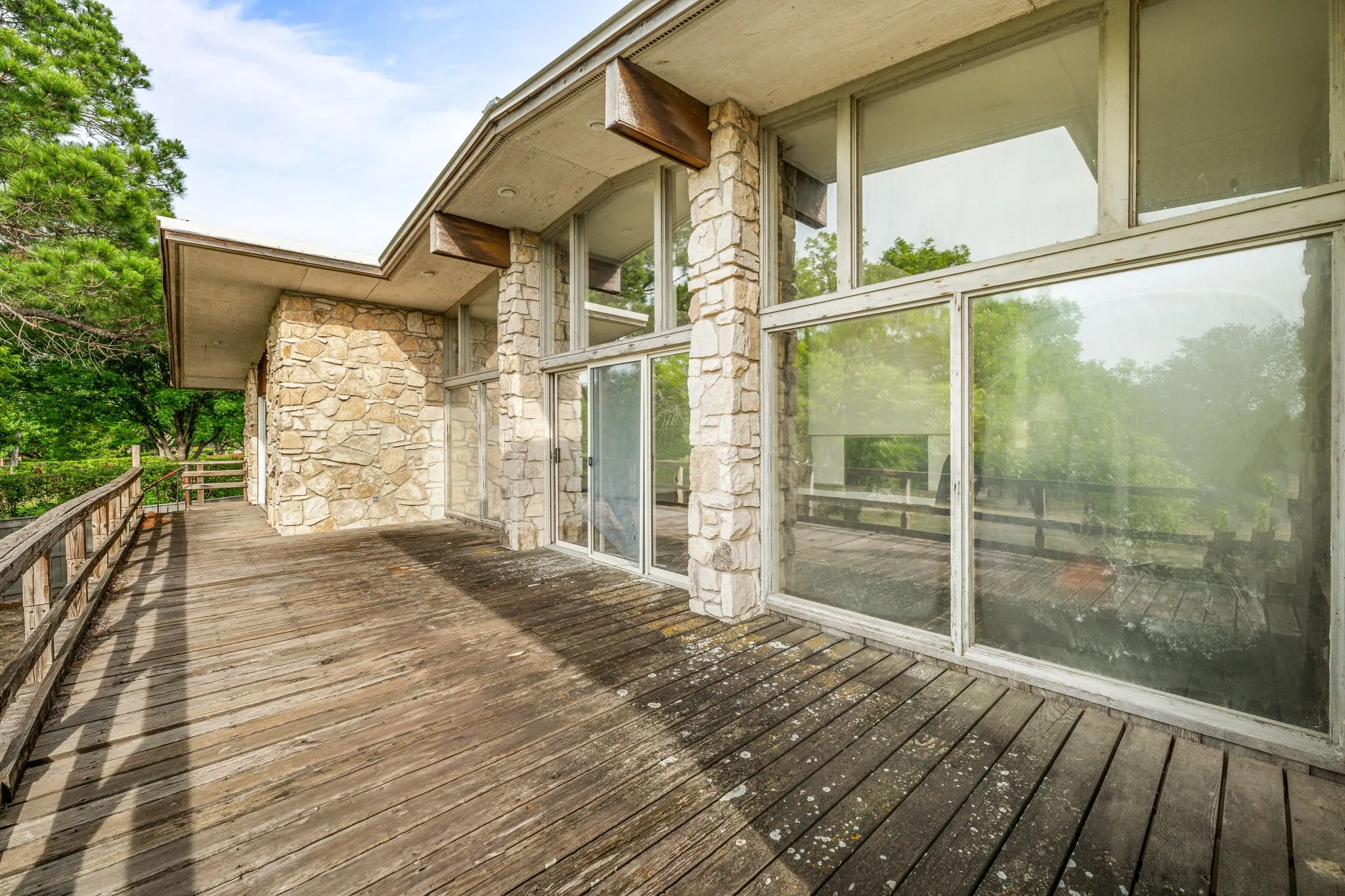 Single Family Residence For Sale in Tarrant County , 4208 Shore Front Drive, Fort Worth, Texas 76135, 4 Bedroom, 4 Bathroom, 3 Garage spaces, 4,930 Sqft, built in 1965, mls#20939107, Real Estate Agent in Fort Worth, Homes For Sale in Tarrant county, Homes For Sale in Fort Worth, Realtor in Fort Worth Texas, Real Estate Brokerage Independent Realty Texas, Luminita Cordes Realtor