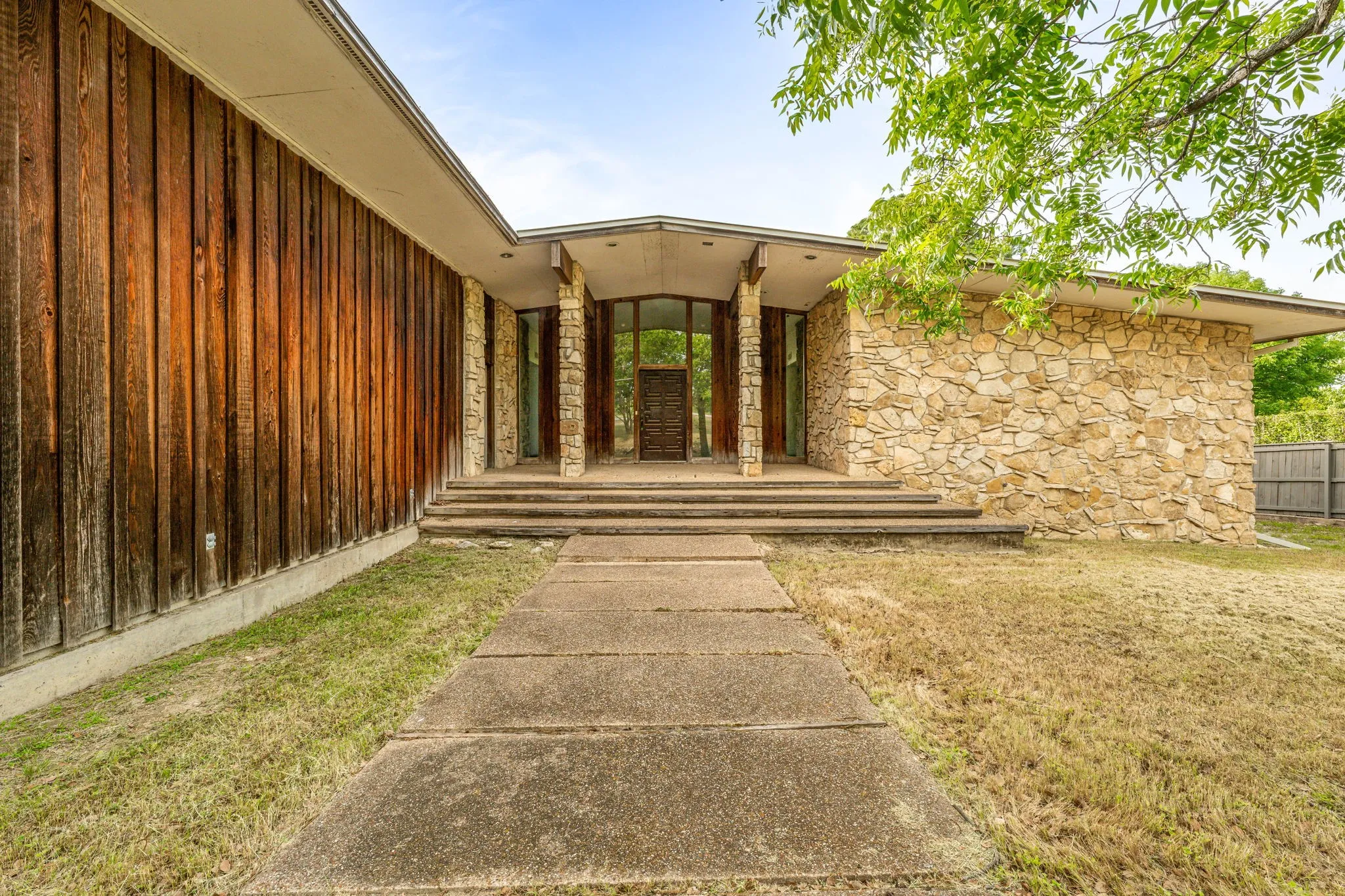 Single Family Residence For Sale in Tarrant County , 4208 Shore Front Drive, Fort Worth, Texas 76135, 4 Bedroom, 4 Bathroom, 3 Garage spaces, 4,930 Sqft, built in 1965, mls#20939107, Real Estate Agent in Fort Worth, Homes For Sale in Tarrant county, Homes For Sale in Fort Worth, Realtor in Fort Worth Texas, Real Estate Brokerage Independent Realty Texas, Luminita Cordes Realtor