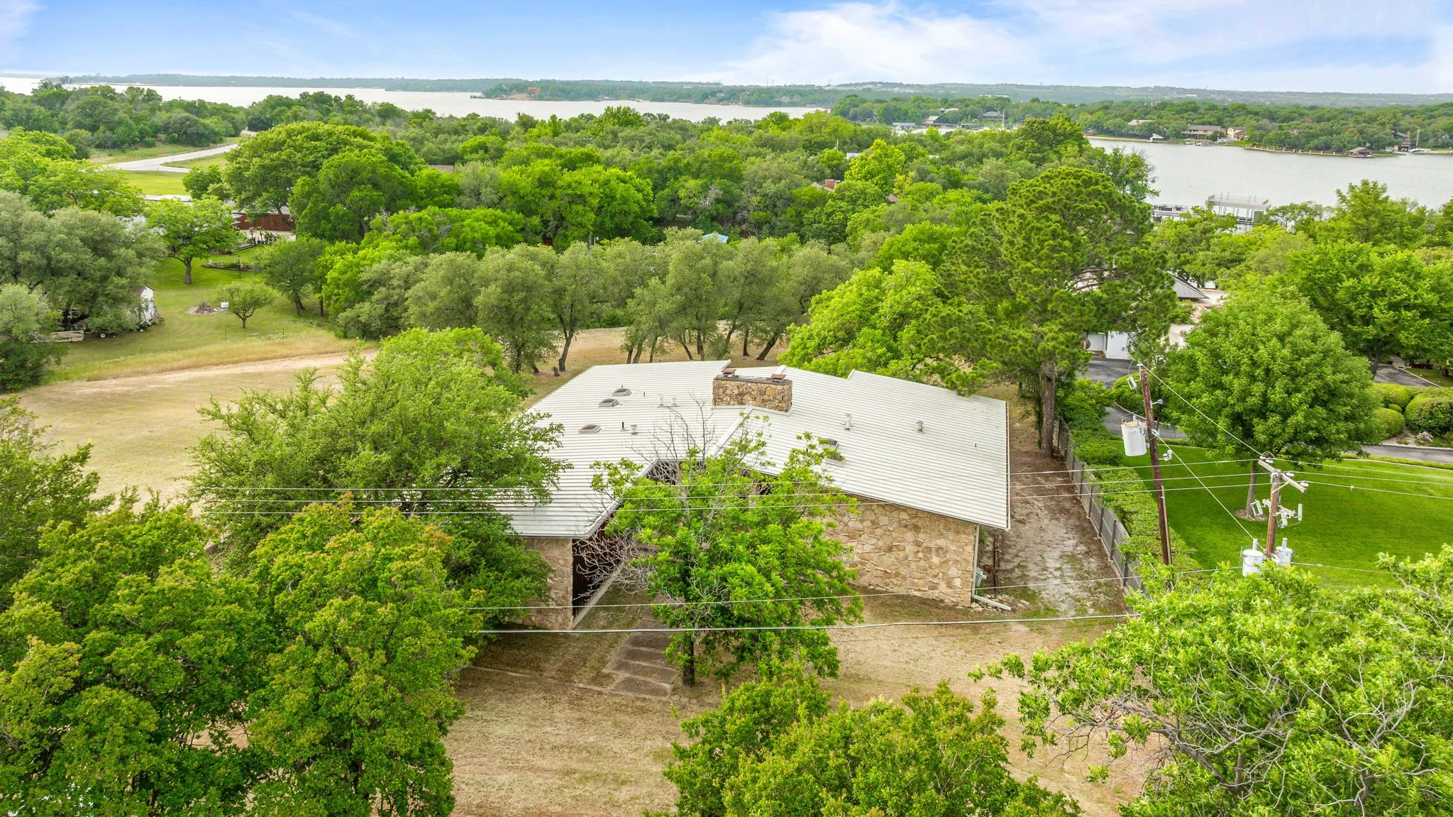 Single Family Residence For Sale in Tarrant County , 4208 Shore Front Drive, Fort Worth, Texas 76135, 4 Bedroom, 4 Bathroom, 3 Garage spaces, 4,930 Sqft, built in 1965, mls#20939107, Real Estate Agent in Fort Worth, Homes For Sale in Tarrant county, Homes For Sale in Fort Worth, Realtor in Fort Worth Texas, Real Estate Brokerage Independent Realty Texas, Luminita Cordes Realtor
