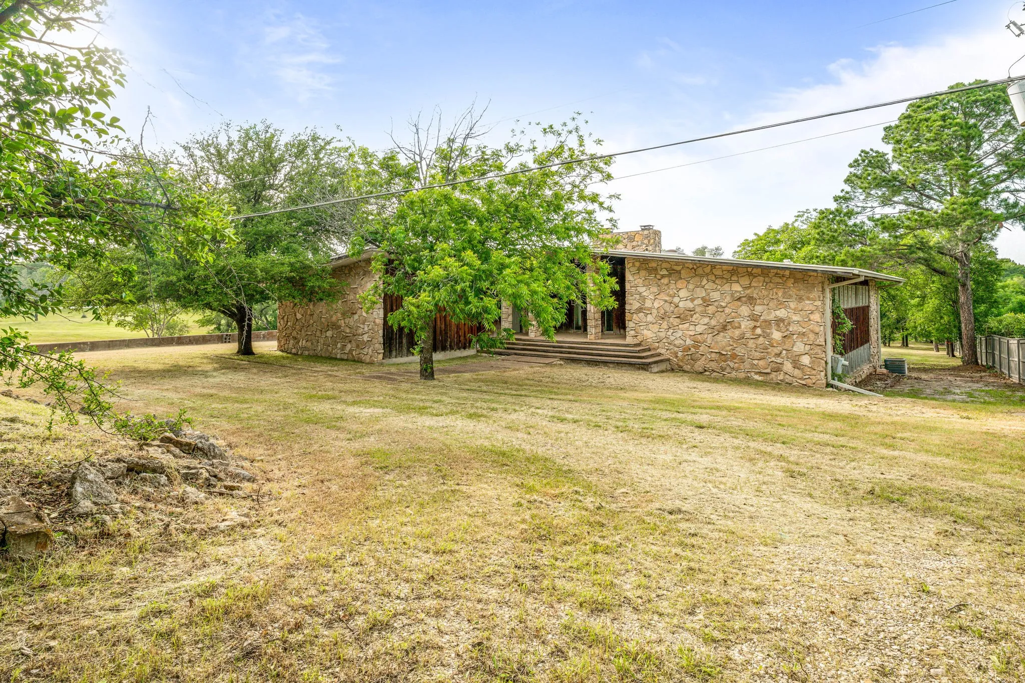 Single Family Residence For Sale in Tarrant County , 4208 Shore Front Drive, Fort Worth, Texas 76135, 4 Bedroom, 4 Bathroom, 3 Garage spaces, 4,930 Sqft, built in 1965, mls#20939107, Real Estate Agent in Fort Worth, Homes For Sale in Tarrant county, Homes For Sale in Fort Worth, Realtor in Fort Worth Texas, Real Estate Brokerage Independent Realty Texas, Luminita Cordes Realtor