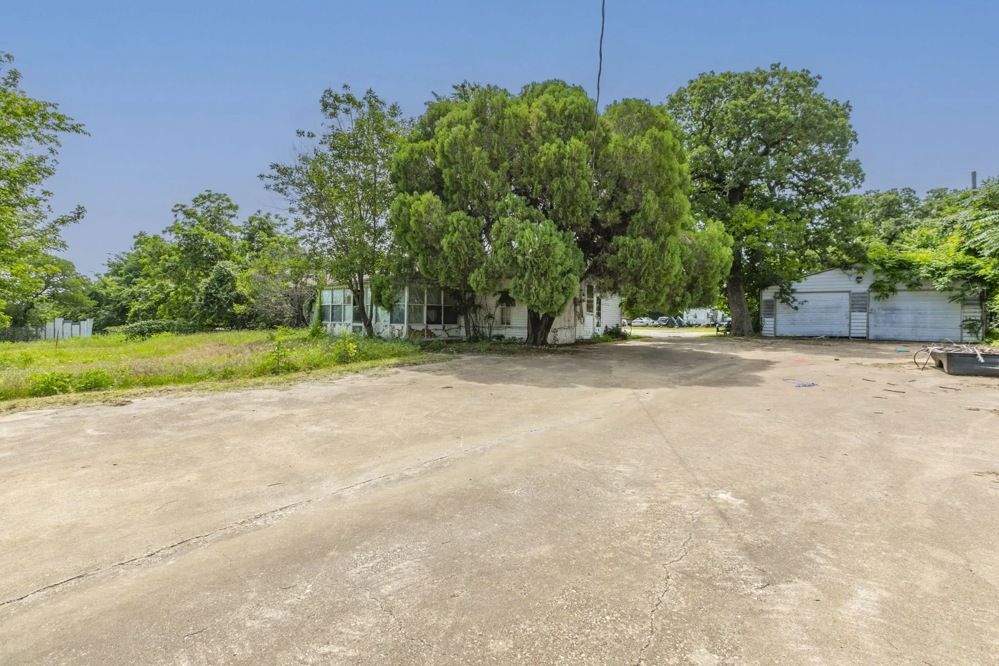 View of yard featuring a detached garage and an outbuilding