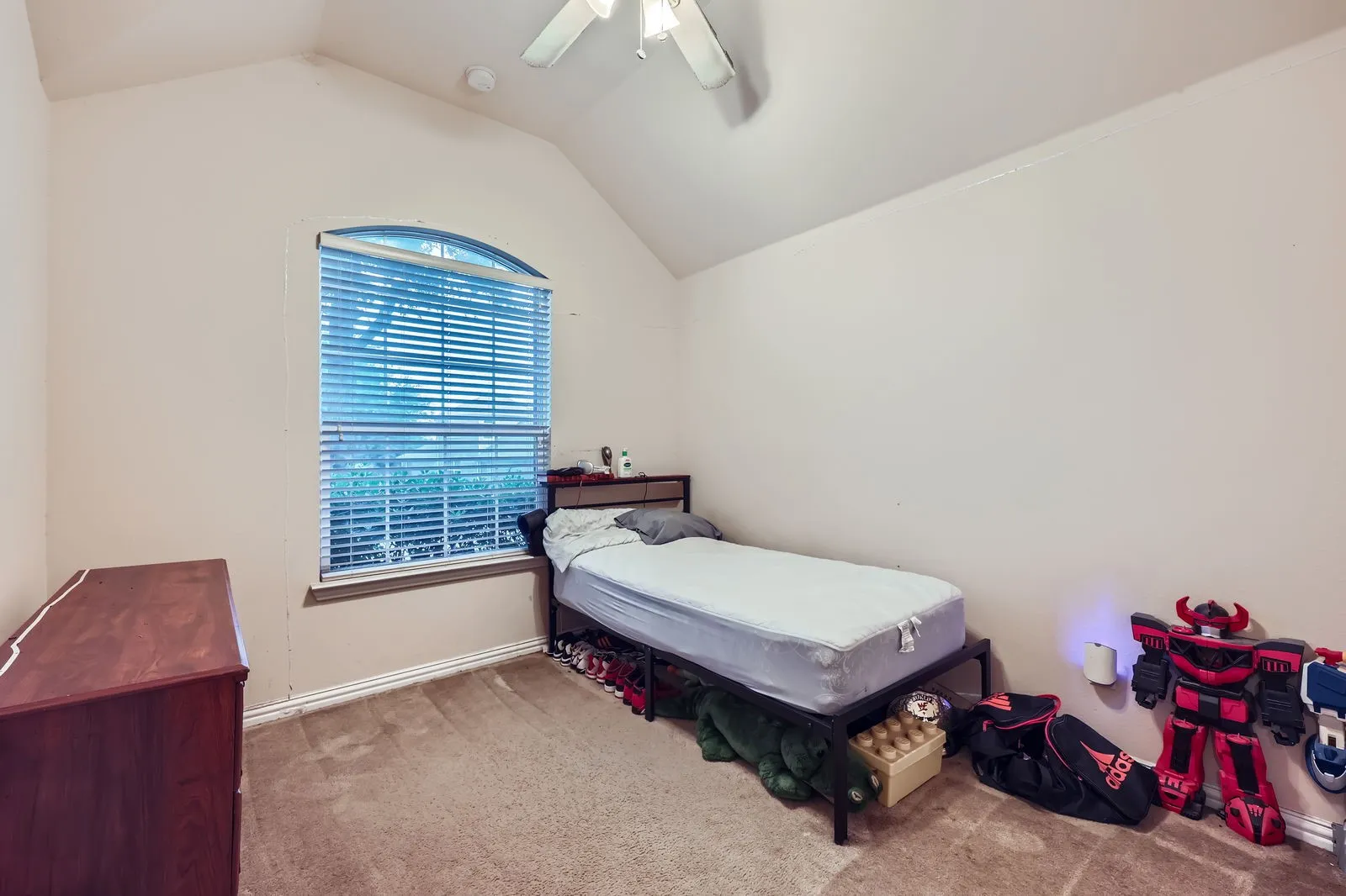 Single Family Residence For Sale in Dallas County , 440 Shasta Street, De Soto, Texas 75115, 3 Bedroom, 3 Bathroom, 2 Garage spaces, 1,843 Sqft, built in 2012, Preowned, mls#20940992, Real Estate Agent in De Soto, Homes For Sale in Dallas county, Homes For Sale in De Soto, Realtor in De Soto Texas, Real Estate Brokerage Independent Realty Texas, Luminita Cordes Realtor