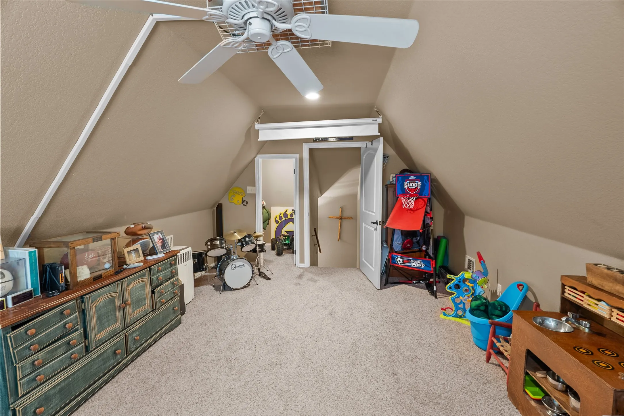 Playroom with lofted ceiling, ceiling fan, and carpet flooring