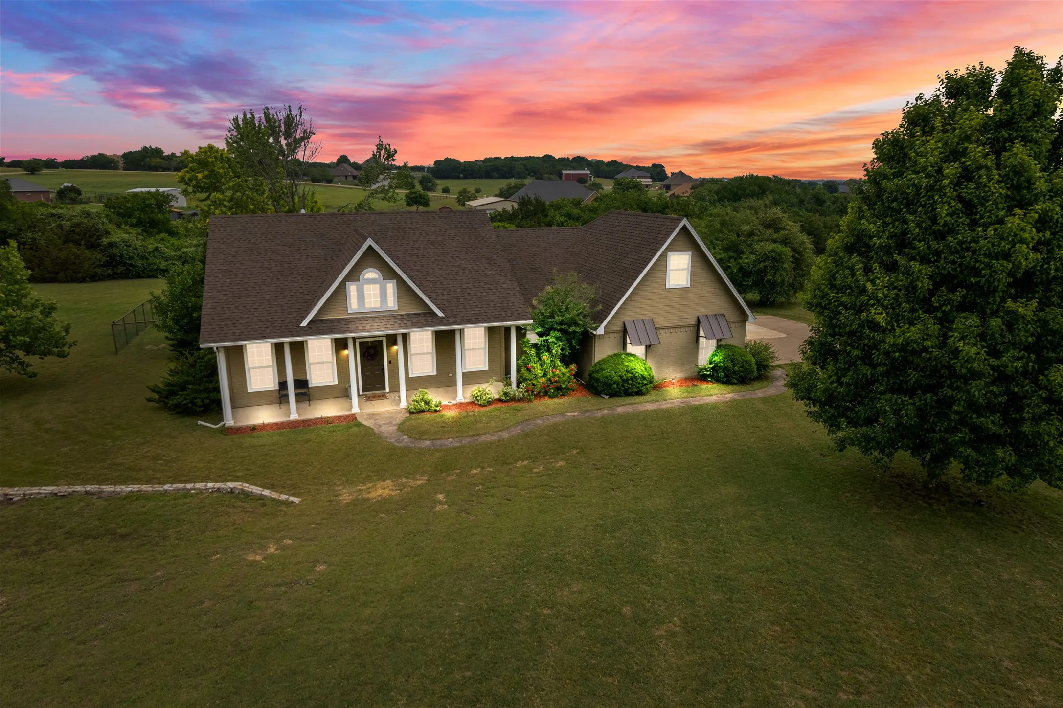 Single Family Residence For Sale in Parker County , 415 Stone Mountain Court, Cresson, Texas 76035, 4 Bedroom, 2 Bathroom, 2 Garage spaces, 2,397 Sqft, built in 2005, mls#20942202, Real Estate Agent in Cresson, Homes For Sale in Parker county, Homes For Sale in Cresson, Realtor in Cresson Texas, Real Estate Brokerage Independent Realty Texas, Luminita Cordes Realtor