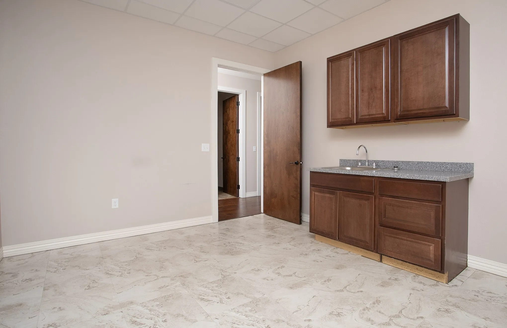 Office For Rent in Smith County , 2311 Dueling Oaks Drive 20, Tyler, Texas 75703, 0, 0, Garage spaces, 0 Sqft, built in 2017, Preowned, Price $2,331, mls#20943670, Real Estate Agent in Tyler, Homes For Rent in Smith county, Homes For Rent in Tyler, Realtor in Tyler Texas, Real Estate Brokerage Independent Realty Texas, Luminita Cordes Realtor