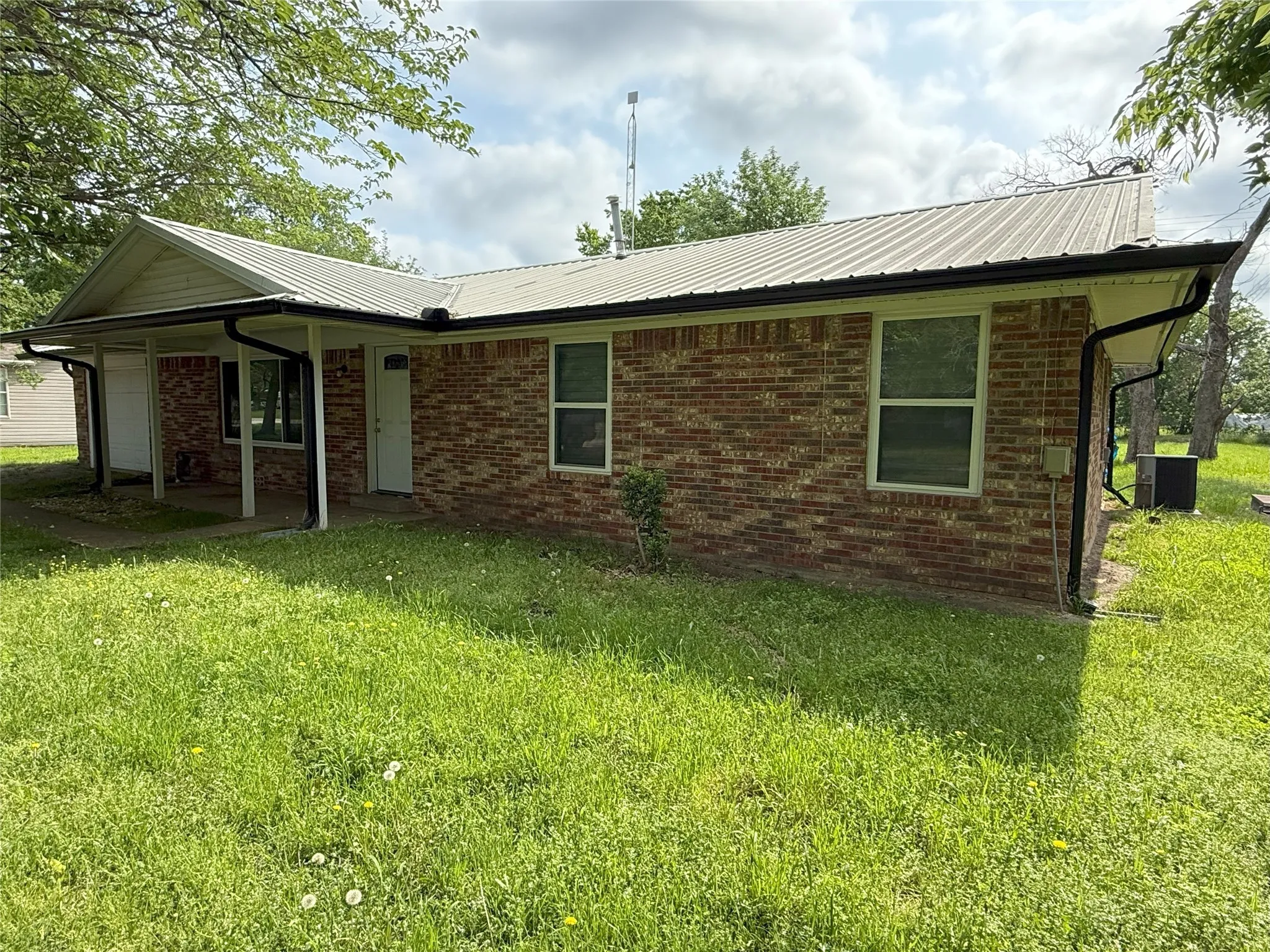 Single Family Residence For Sale in Fannin County , 494 Lannius Road, Dodd City, Texas 75438, 3 Bedroom, 2 Bathroom, 1 Garage spaces, 1,960 Sqft, built in 1958, mls#20940100, Real Estate Agent in Dodd City, Homes For Sale in Fannin county, Homes For Sale in Dodd City, Realtor in Dodd City Texas, Real Estate Brokerage Independent Realty Texas, Luminita Cordes Realtor