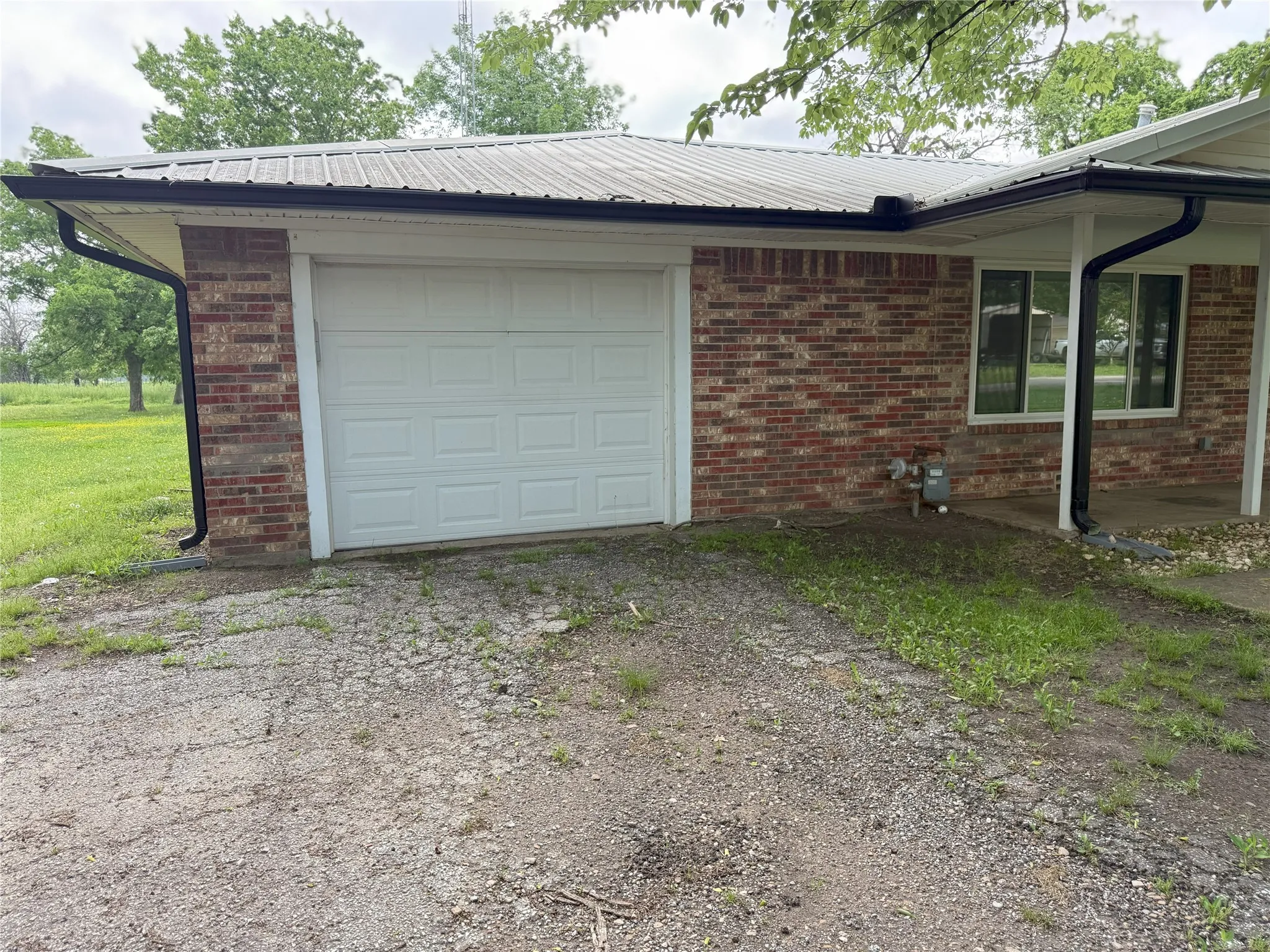 Single Family Residence For Sale in Fannin County , 494 Lannius Road, Dodd City, Texas 75438, 3 Bedroom, 2 Bathroom, 1 Garage spaces, 1,960 Sqft, built in 1958, mls#20940100, Real Estate Agent in Dodd City, Homes For Sale in Fannin county, Homes For Sale in Dodd City, Realtor in Dodd City Texas, Real Estate Brokerage Independent Realty Texas, Luminita Cordes Realtor