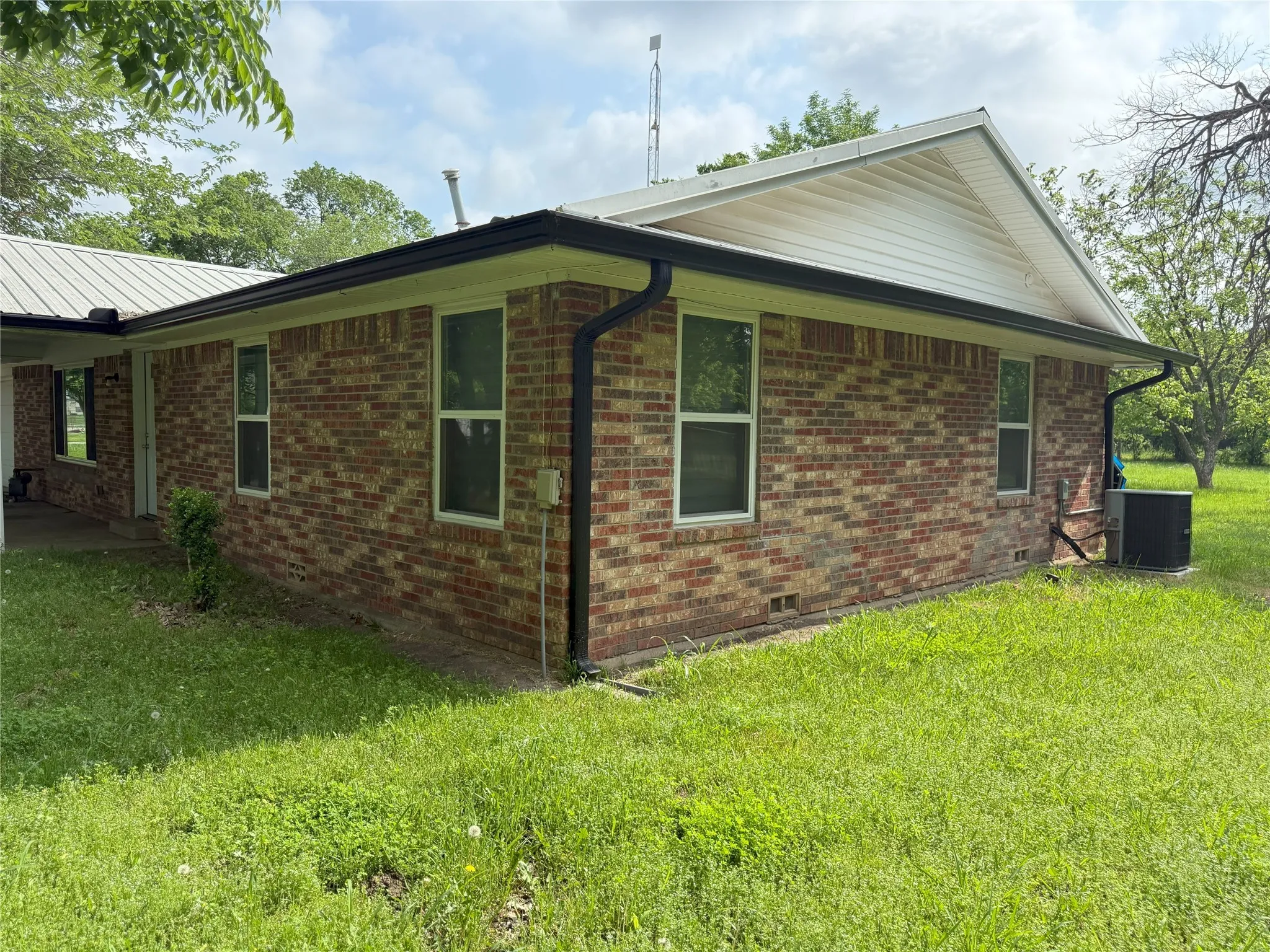 Single Family Residence For Sale in Fannin County , 494 Lannius Road, Dodd City, Texas 75438, 3 Bedroom, 2 Bathroom, 1 Garage spaces, 1,960 Sqft, built in 1958, mls#20940100, Real Estate Agent in Dodd City, Homes For Sale in Fannin county, Homes For Sale in Dodd City, Realtor in Dodd City Texas, Real Estate Brokerage Independent Realty Texas, Luminita Cordes Realtor