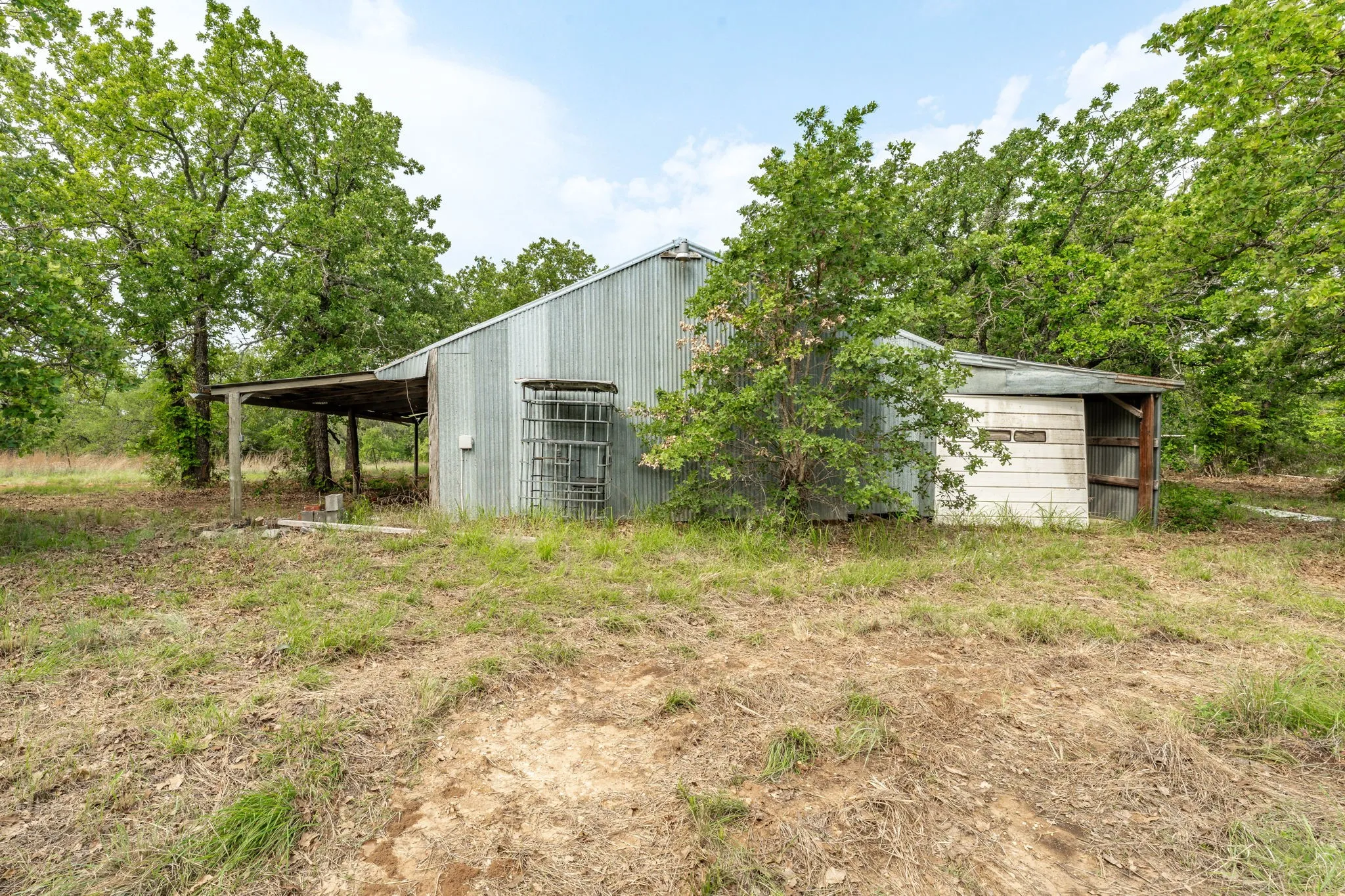 Farm For Sale in Comanche County , 2850 County Road 434, Dublin, Texas 76446, 2 Bedroom, 2 Bathroom, Garage spaces, 1,008 Sqft, built in 1970, mls#20944281, Real Estate Agent in Dublin, Homes For Sale in Comanche county, Homes For Sale in Dublin, Realtor in Dublin Texas, Real Estate Brokerage Independent Realty Texas, Luminita Cordes Realtor