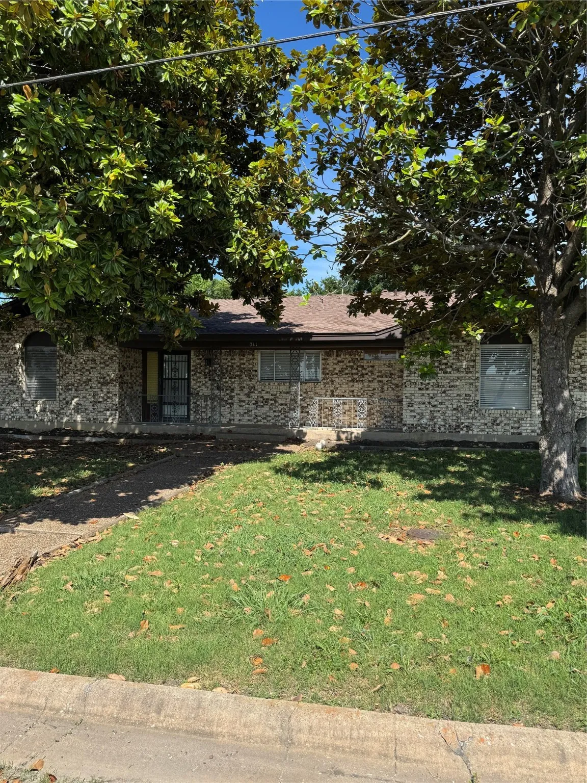 Single Family Residence For Sale in Grayson County , 711 S Farmington Road, Howe, Texas 75459, 3 Bedrooms, 3 Bathrooms, 2 Garage spaces, 1,969 Sqft, built in 1971, Proposed, Price $275,000, mls#20944407, Real Estate Agent in Howe, Homes For Sale in Grayson county, Homes For Sale in Howe, Realtor in Howe Texas, Real Estate Brokerage Independent Realty Texas, Luminita Cordes Realtor