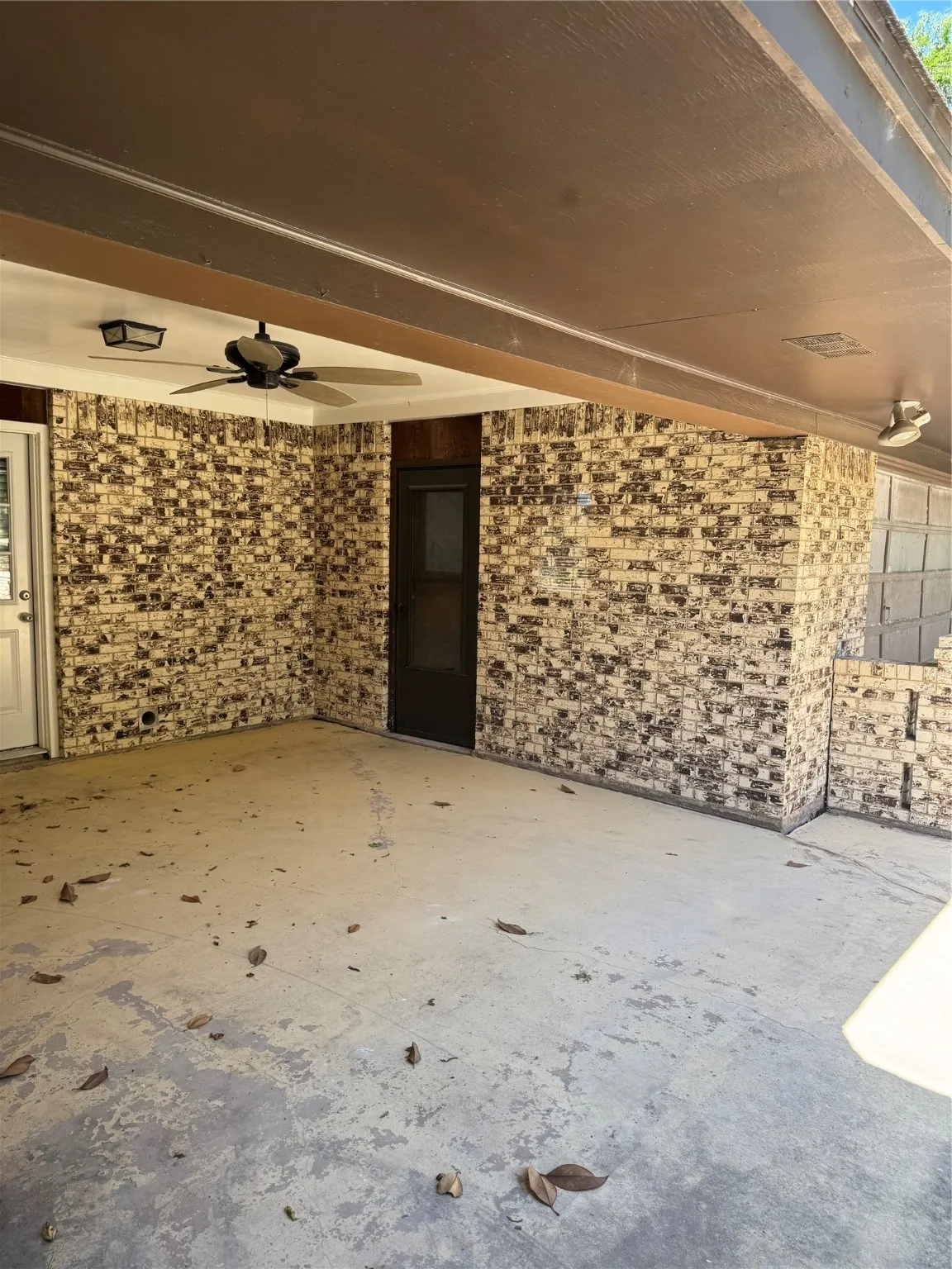 Single Family Residence For Sale in Grayson County , 711 S Farmington Road, Howe, Texas 75459, 3 Bedrooms, 3 Bathrooms, 2 Garage spaces, 1,969 Sqft, built in 1971, Proposed, Price $275,000, mls#20944407, Real Estate Agent in Howe, Homes For Sale in Grayson county, Homes For Sale in Howe, Realtor in Howe Texas, Real Estate Brokerage Independent Realty Texas, Luminita Cordes Realtor