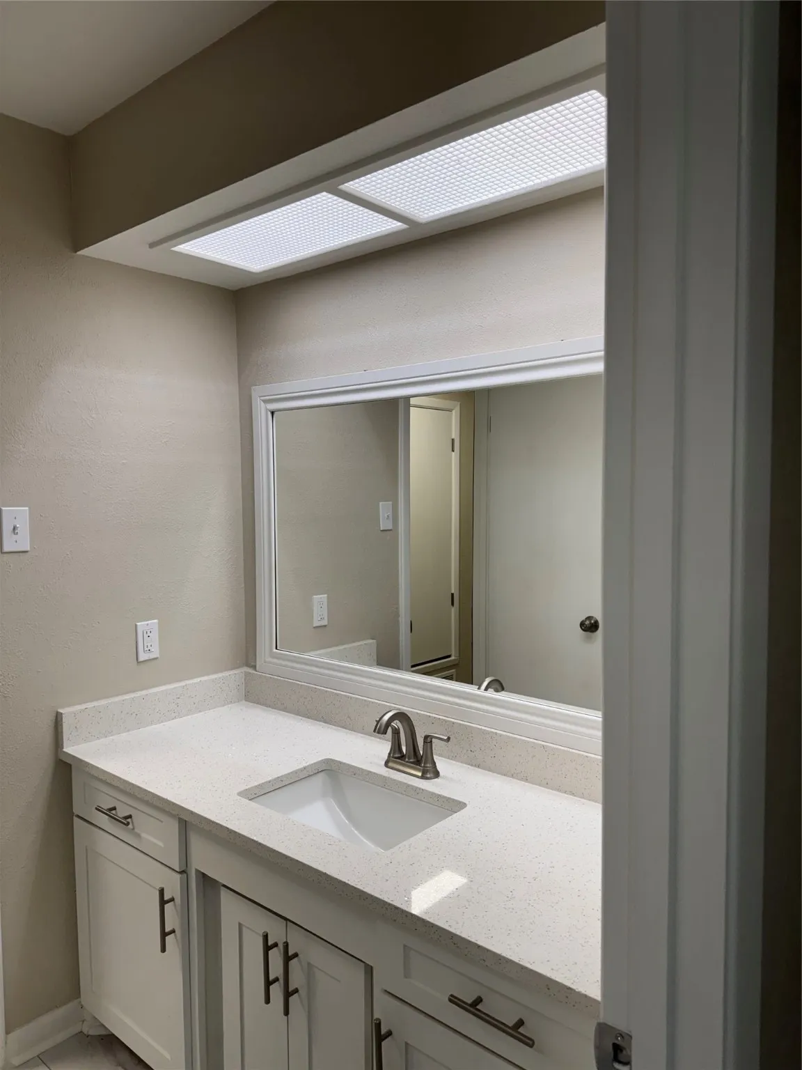 Single Family Residence For Sale in Grayson County , 711 S Farmington Road, Howe, Texas 75459, 3 Bedrooms, 3 Bathrooms, 2 Garage spaces, 1,969 Sqft, built in 1971, Proposed, Price $275,000, mls#20944407, Real Estate Agent in Howe, Homes For Sale in Grayson county, Homes For Sale in Howe, Realtor in Howe Texas, Real Estate Brokerage Independent Realty Texas, Luminita Cordes Realtor